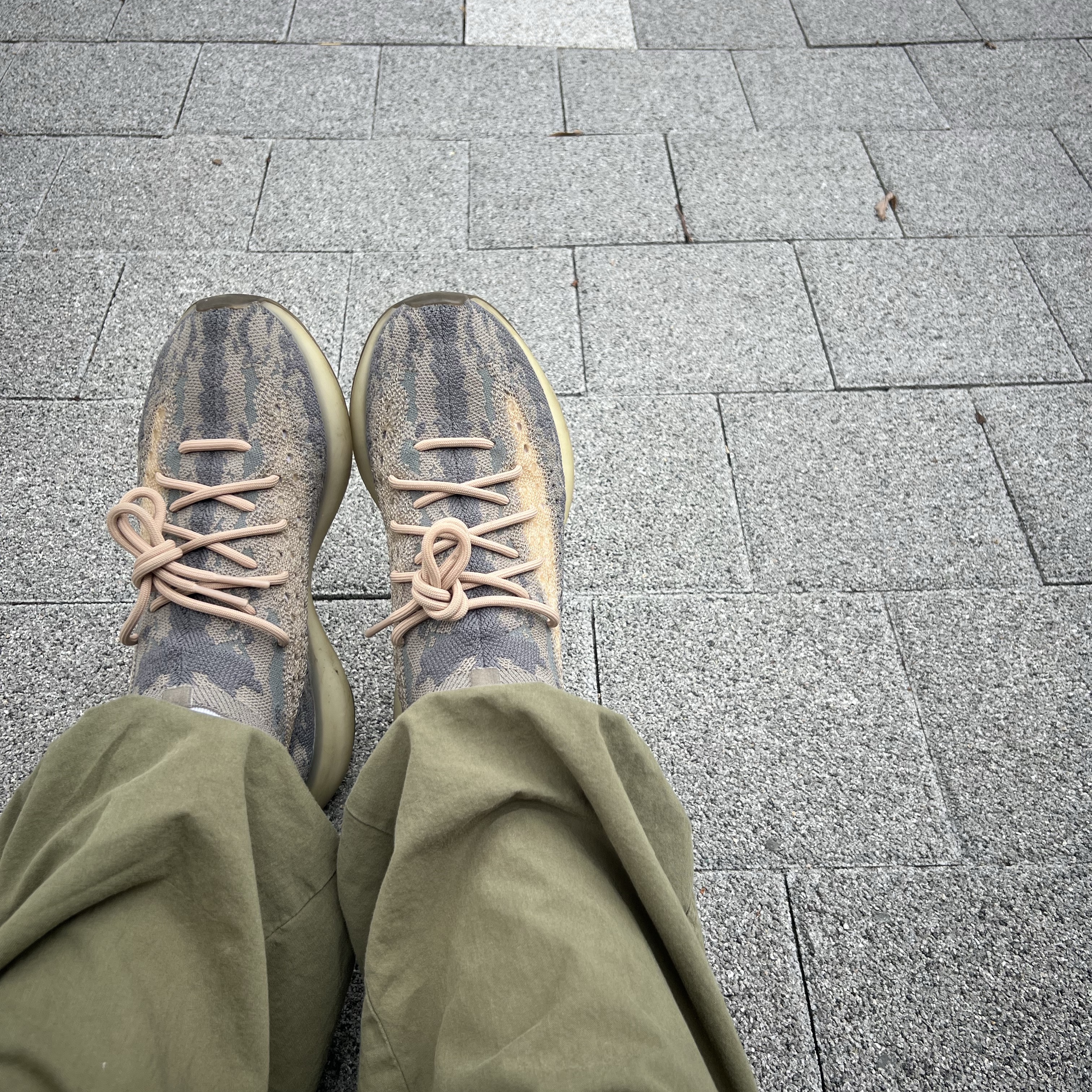 Adidas Yeezy Boost 380 Mist - Non-Reflective 착용 스타일 - 2