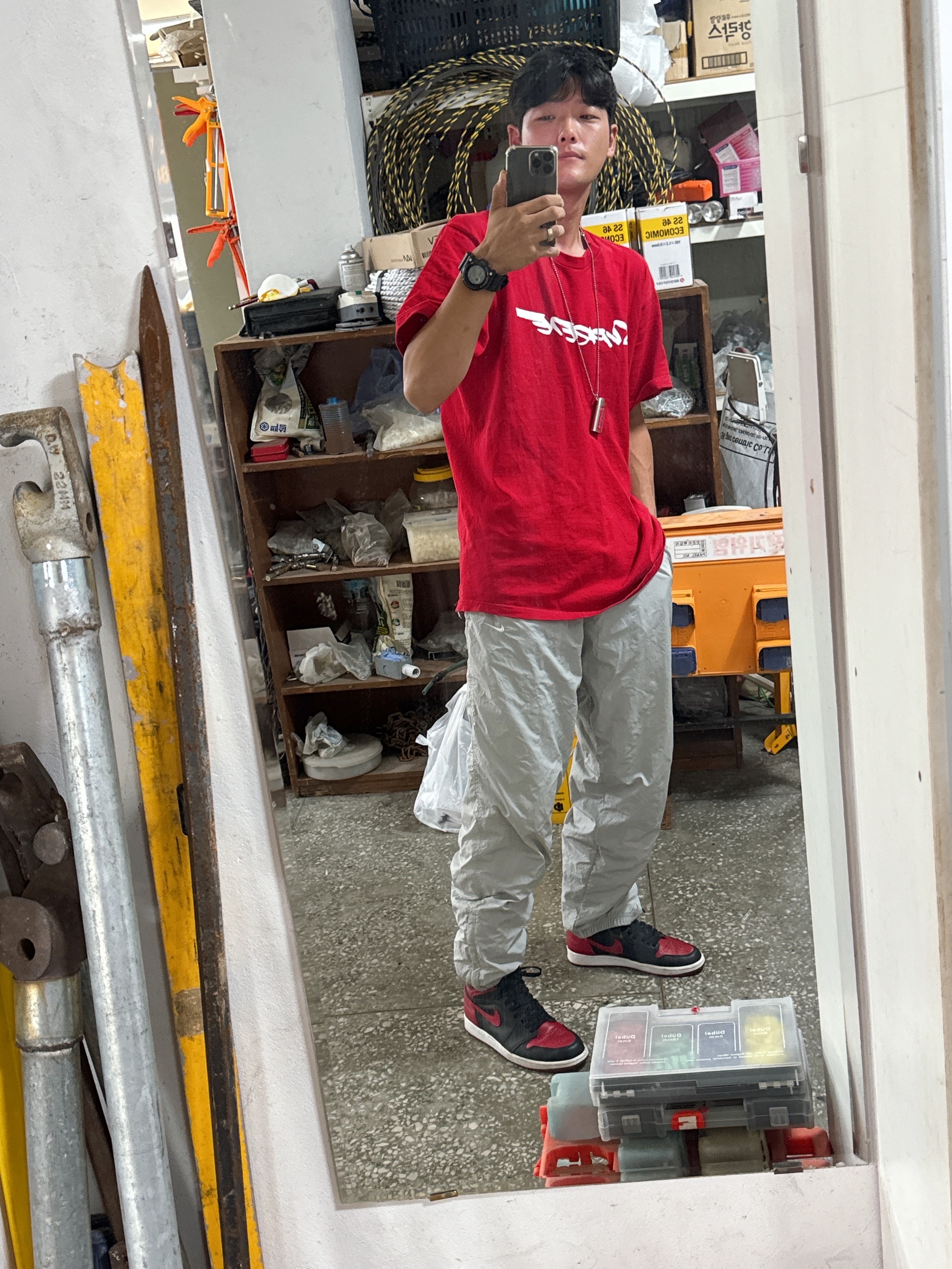 Jordan 1 Retro High OG Bred Banned 2016, Supreme Futura Logo T-Shirt Red - 20FW 착용 스타일 - 3