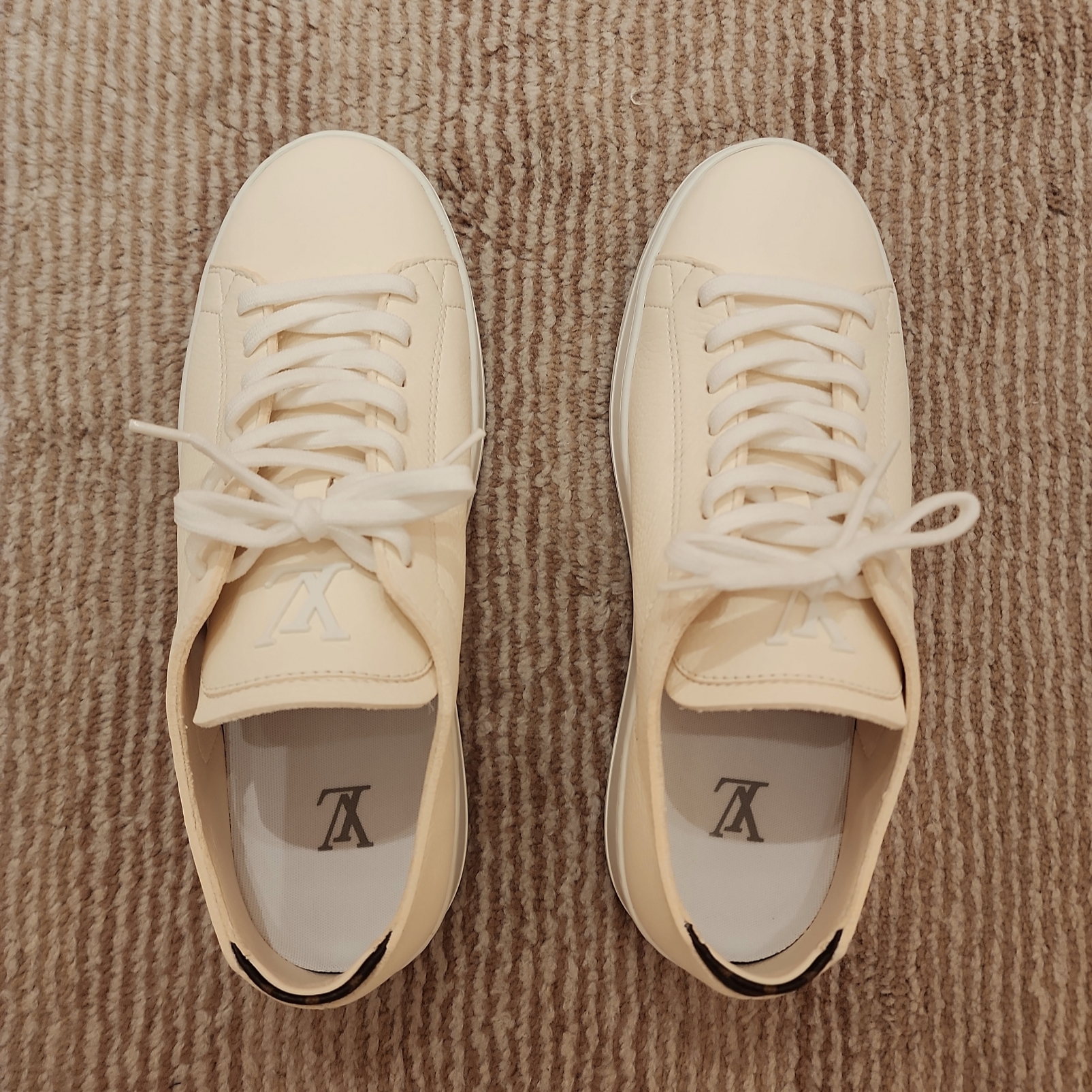 Louis Vuitton LV Resort Sneaker White 착용 스타일 - 3
