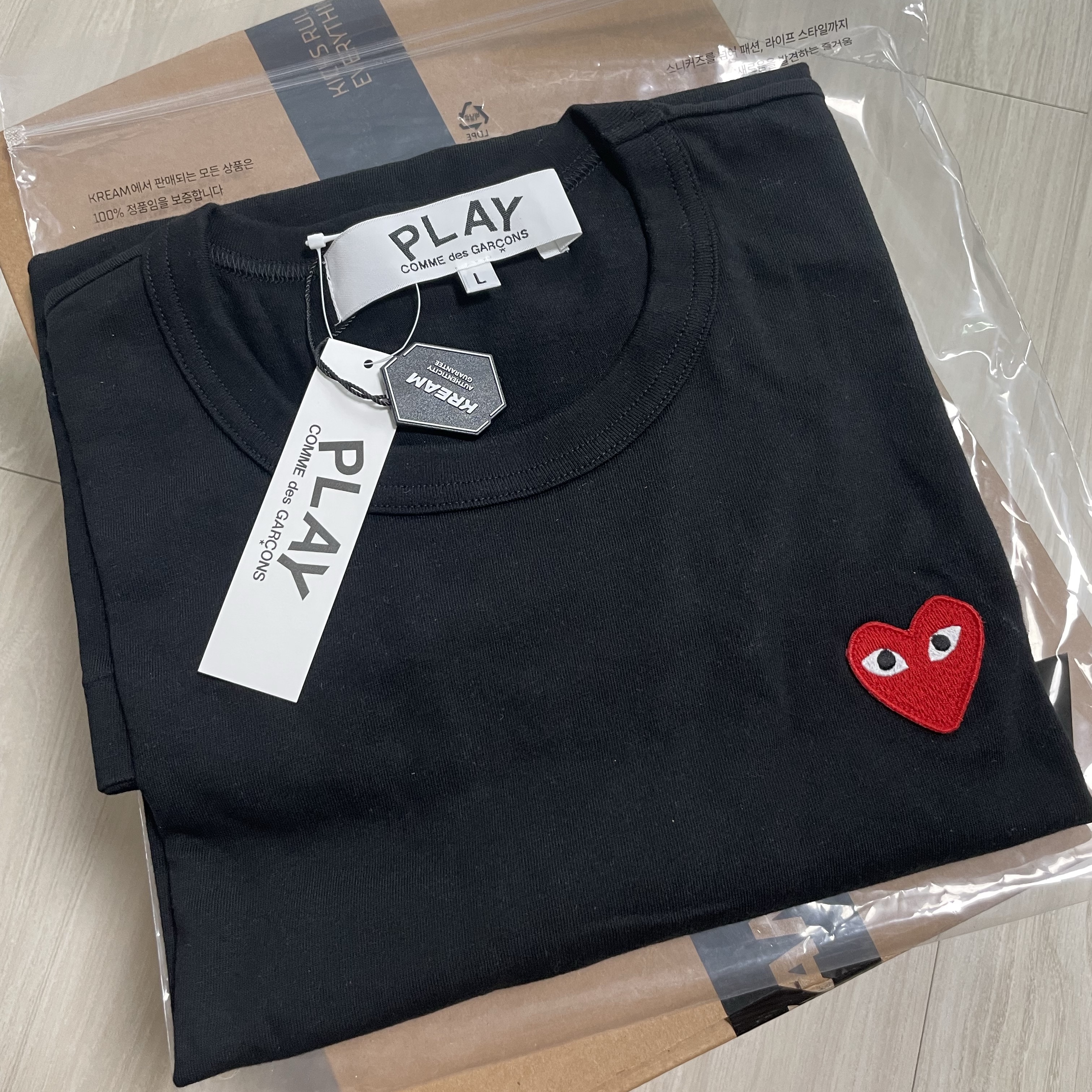 Play Comme des Garcons Red Heart T-Shirt Black 착용 스타일