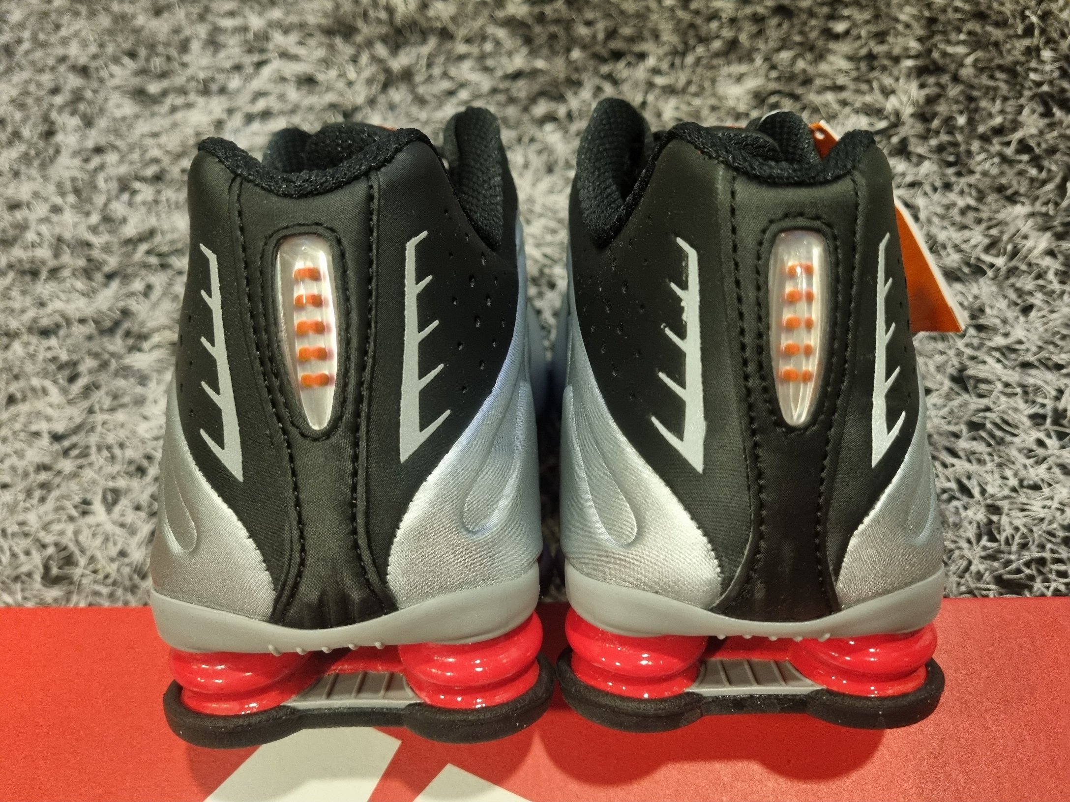 Nike Shox R4 Black and Metallic Silver 착용 스타일 - 6
