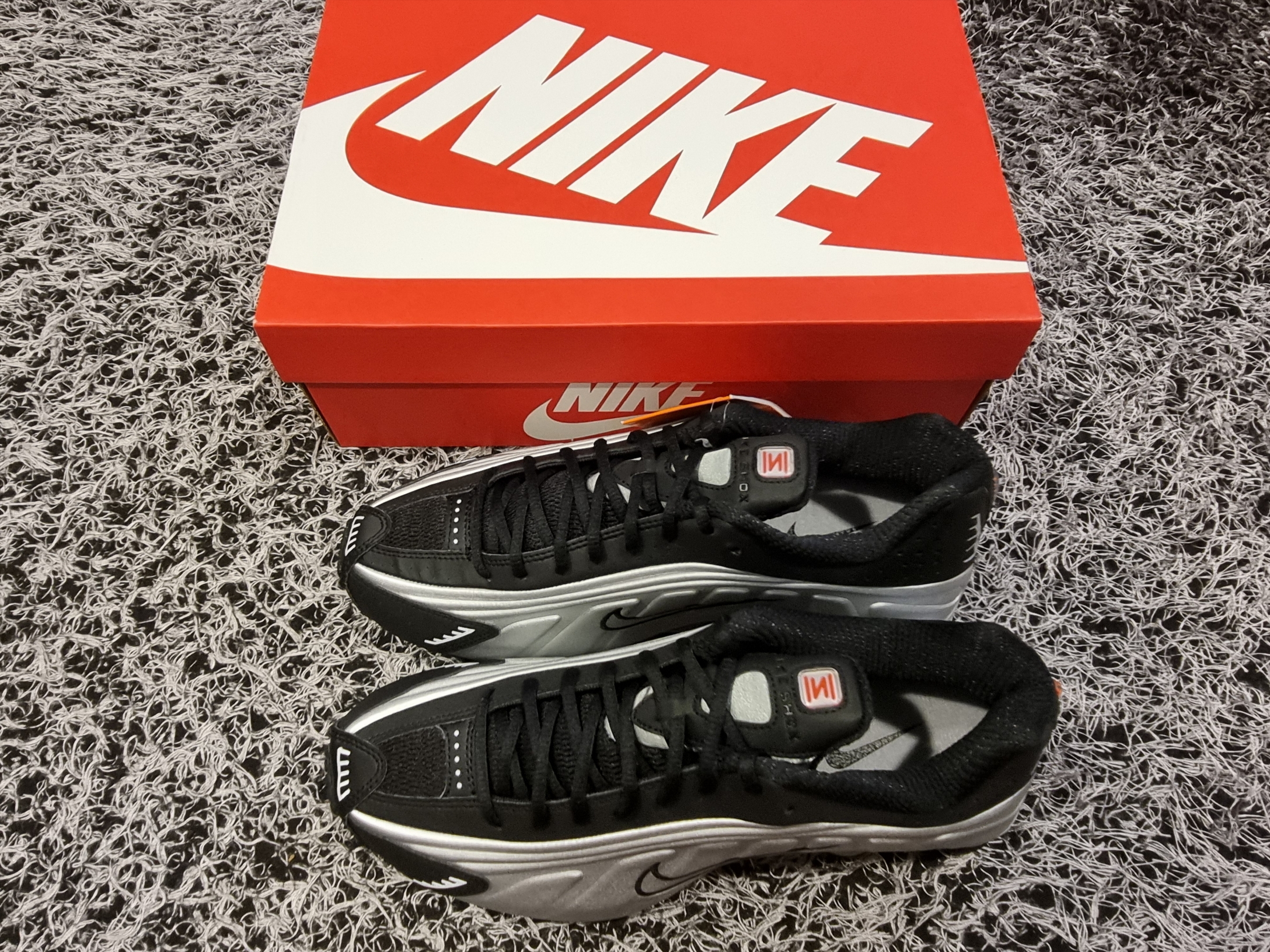 Nike Shox R4 Black and Metallic Silver 착용 스타일 - 7