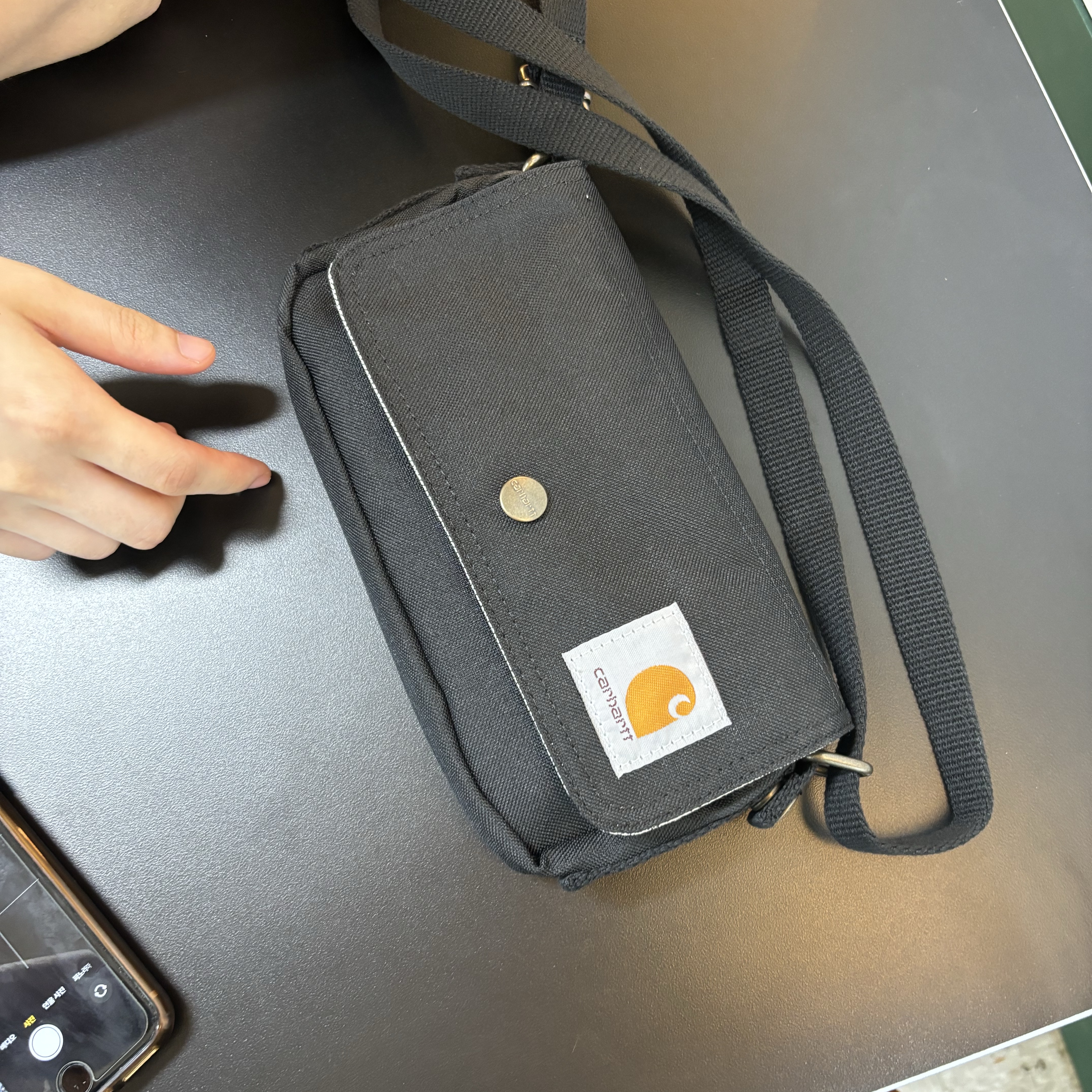 Carhartt Crossbody Horizontal Bag Black 착용 스타일