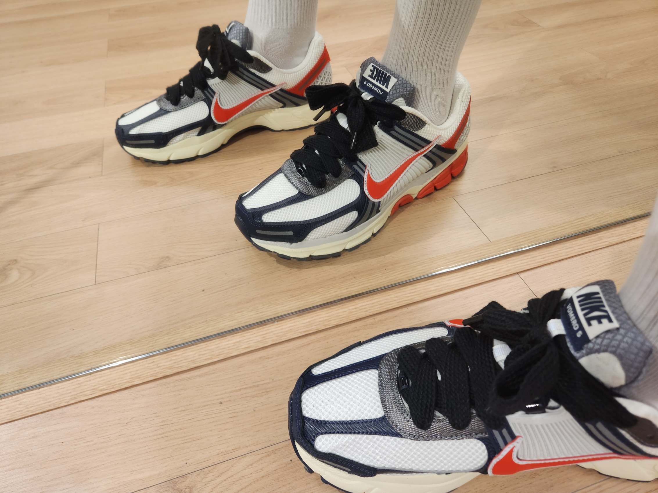 Nike Zoom Vomero 5 Photon Dust Picante Red 착용 스타일 - 3