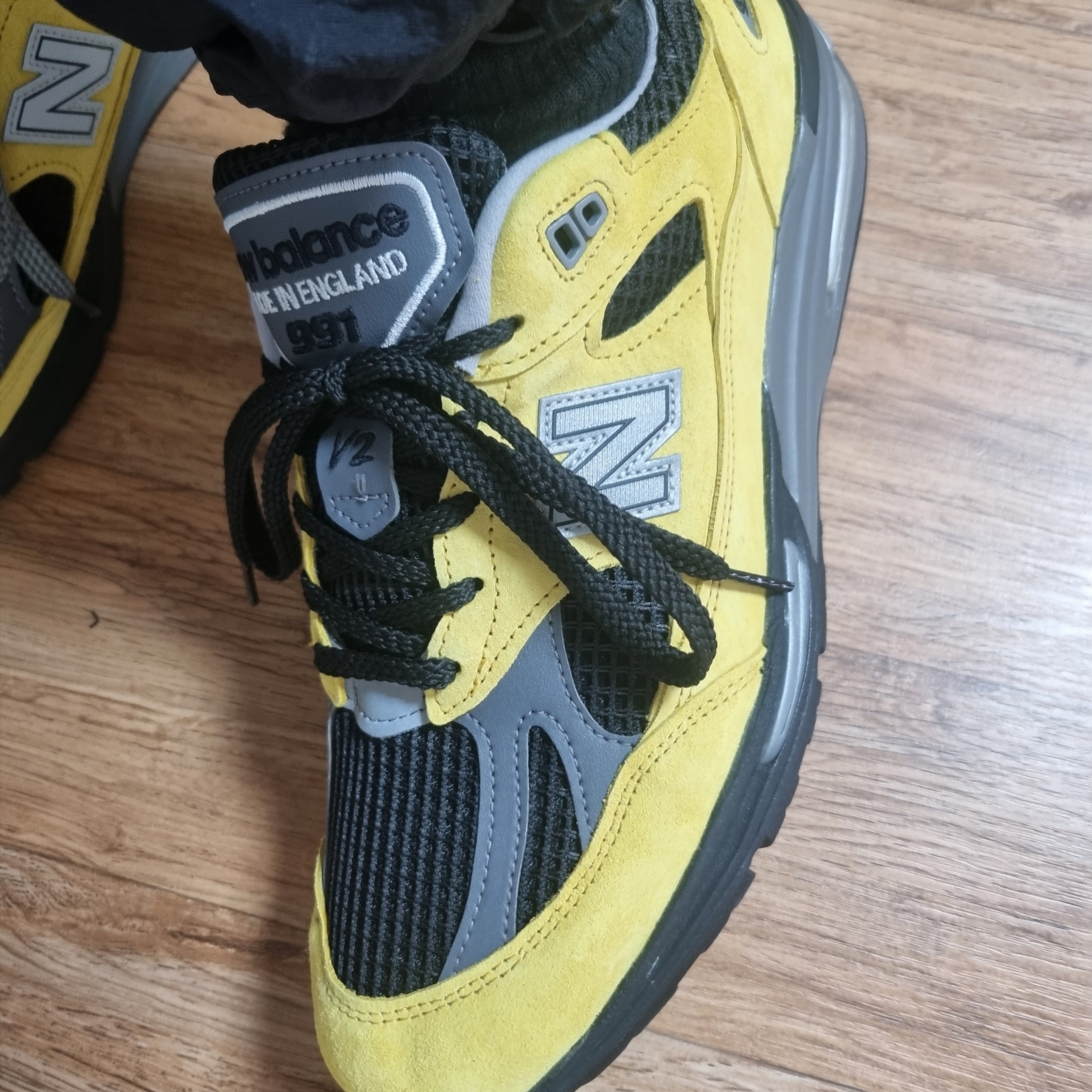 New Balance 991v2 Made in UK Yellow Black - Casestudy Exclusive 착용 스타일 - 1