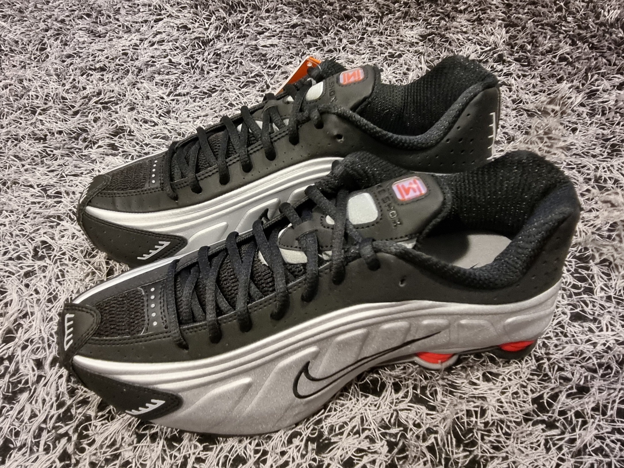 Nike Shox R4 Black and Metallic Silver 착용 스타일 - 1