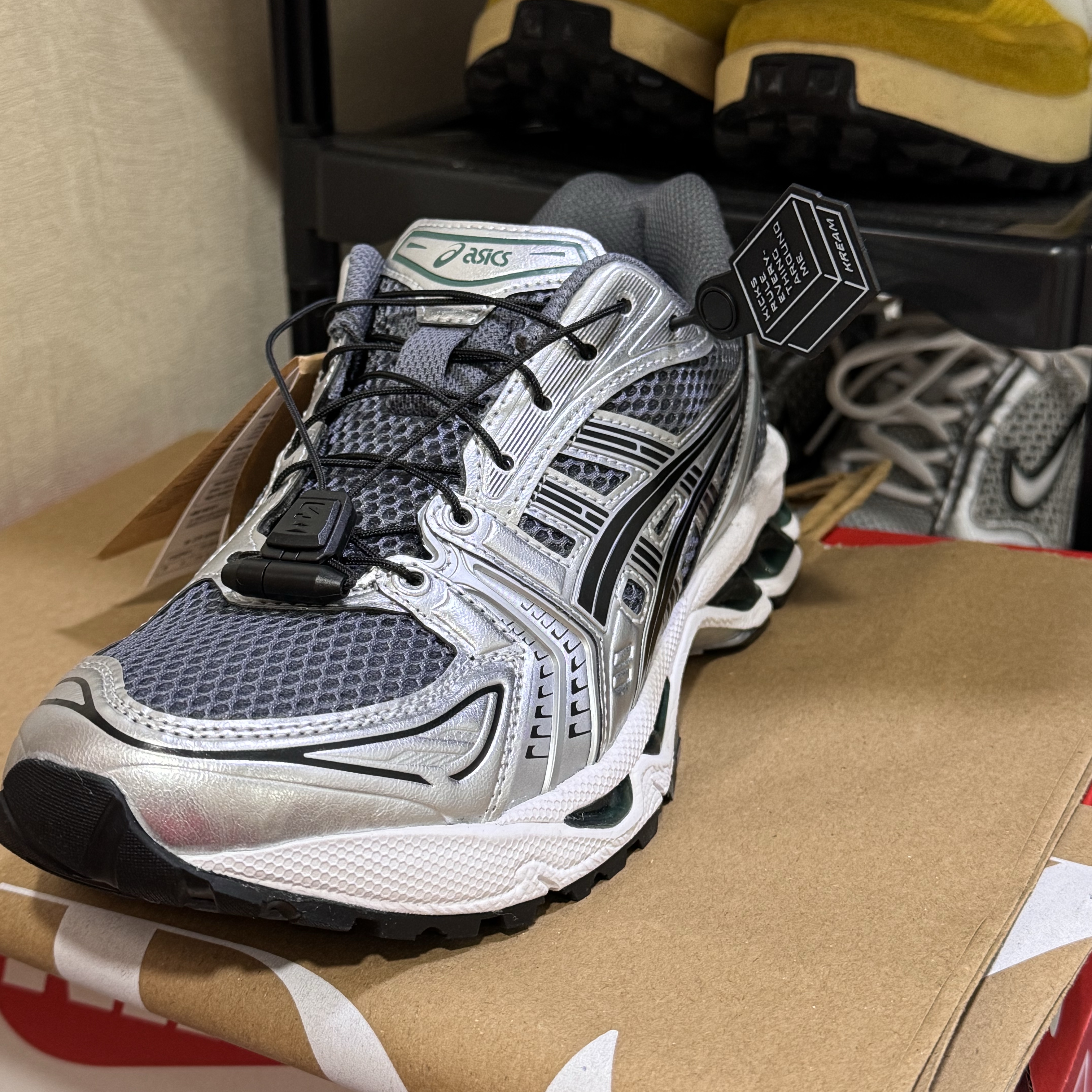 Asics Gel-Kayano 14 Metropolis Jasper Green 착용 스타일