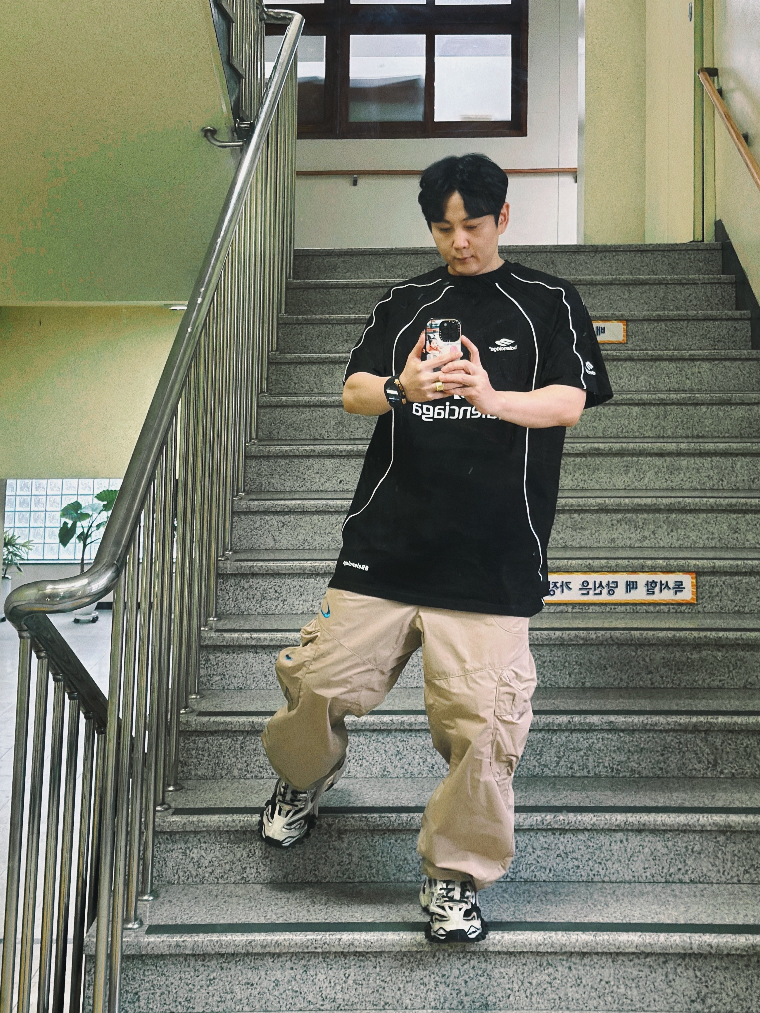 Balenciaga Soccer Series Paris Soccer Oversized T-Shirt Black, Nike x Off-White NRG Track Suit Khaki - Asia 착용 스타일