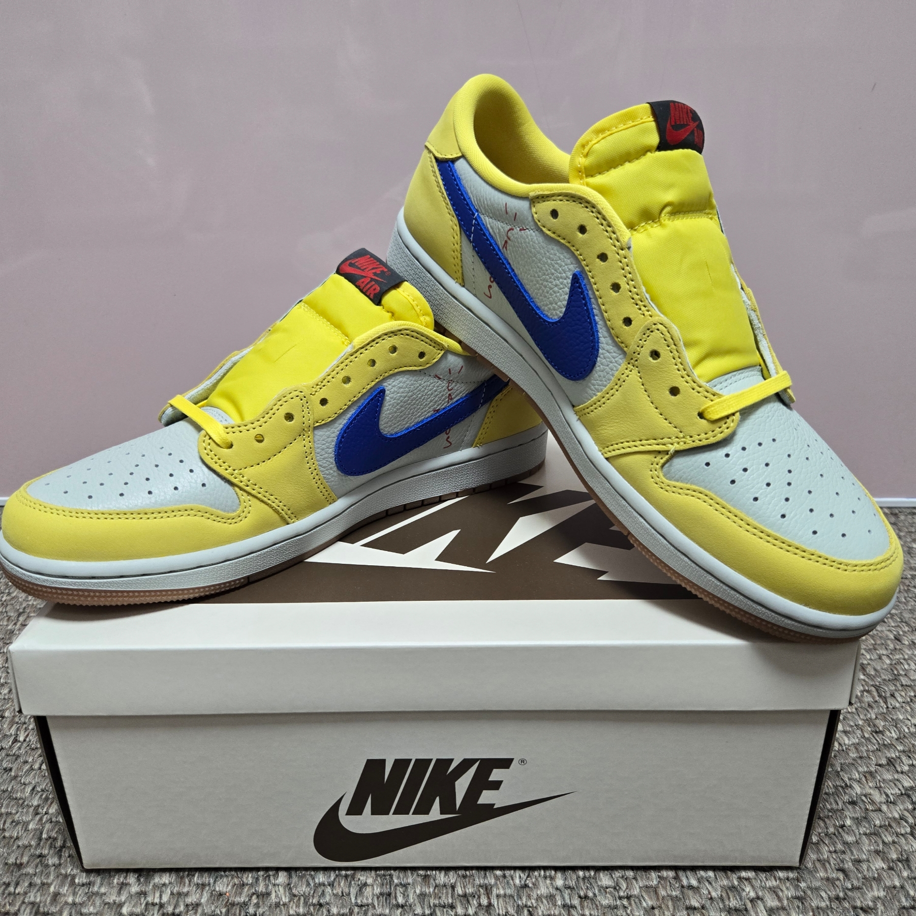 (W) Jordan 1 x Travis Scott Retro Low OG SP Canary 착용 스타일 - 3