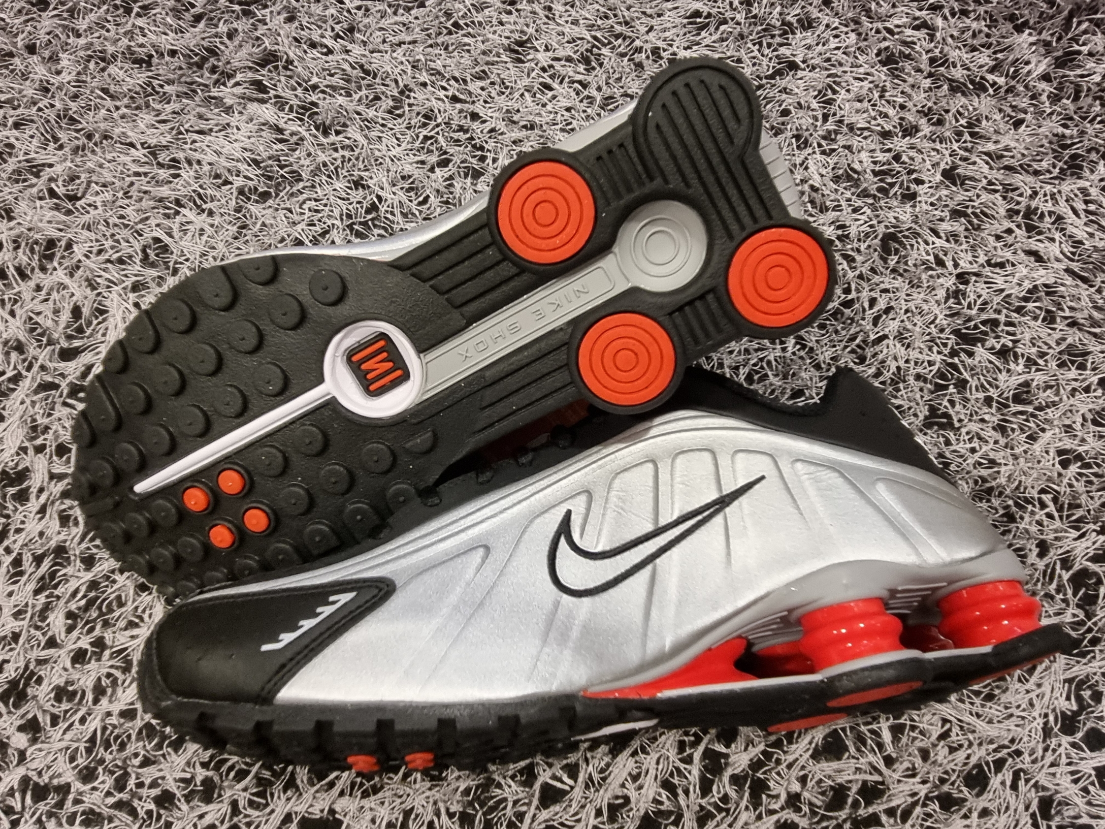 Nike Shox R4 Black and Metallic Silver 착용 스타일 - 5