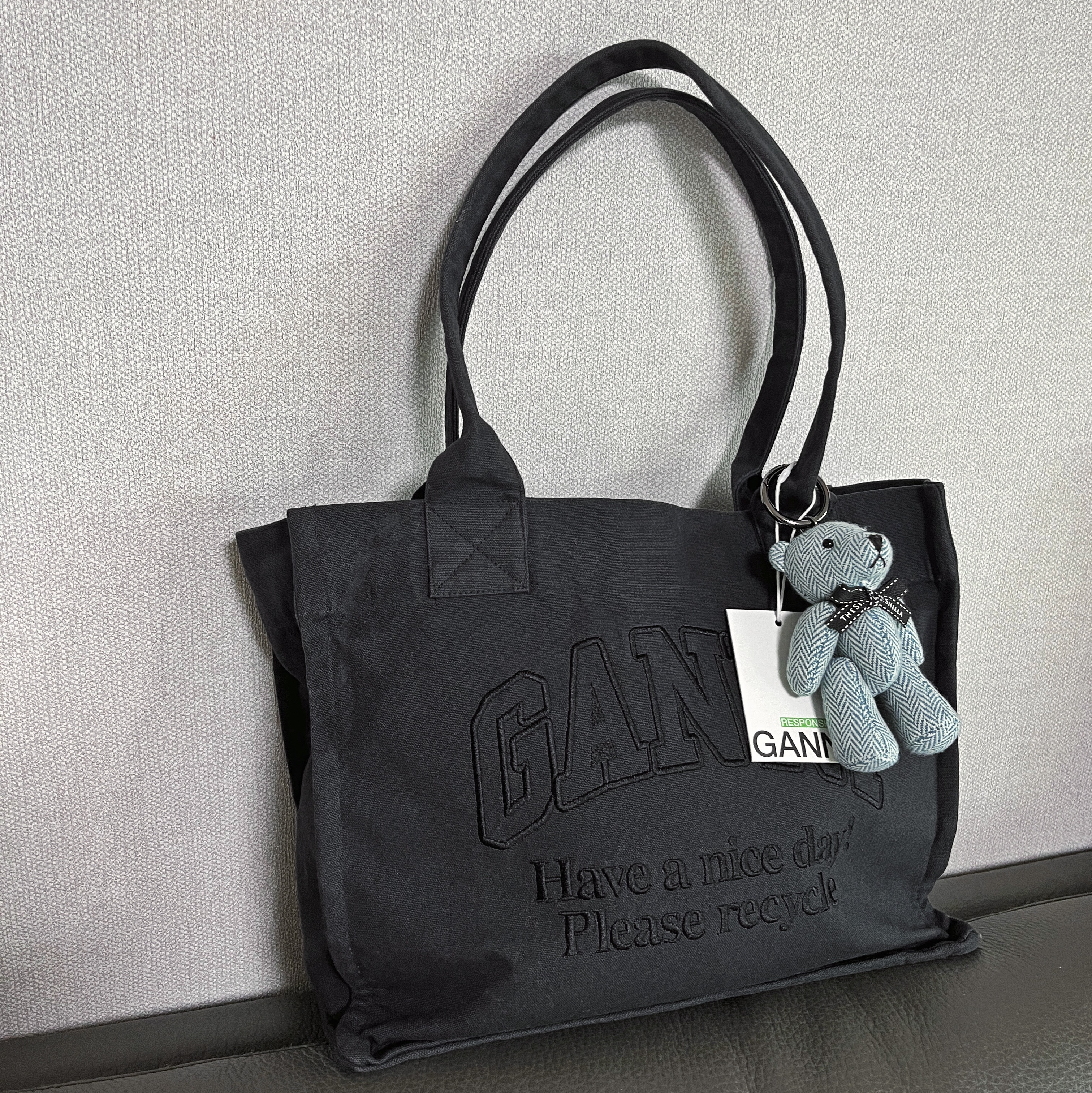 Ganni Large Canvas Tote Bag Phantom 착용 스타일 - 1