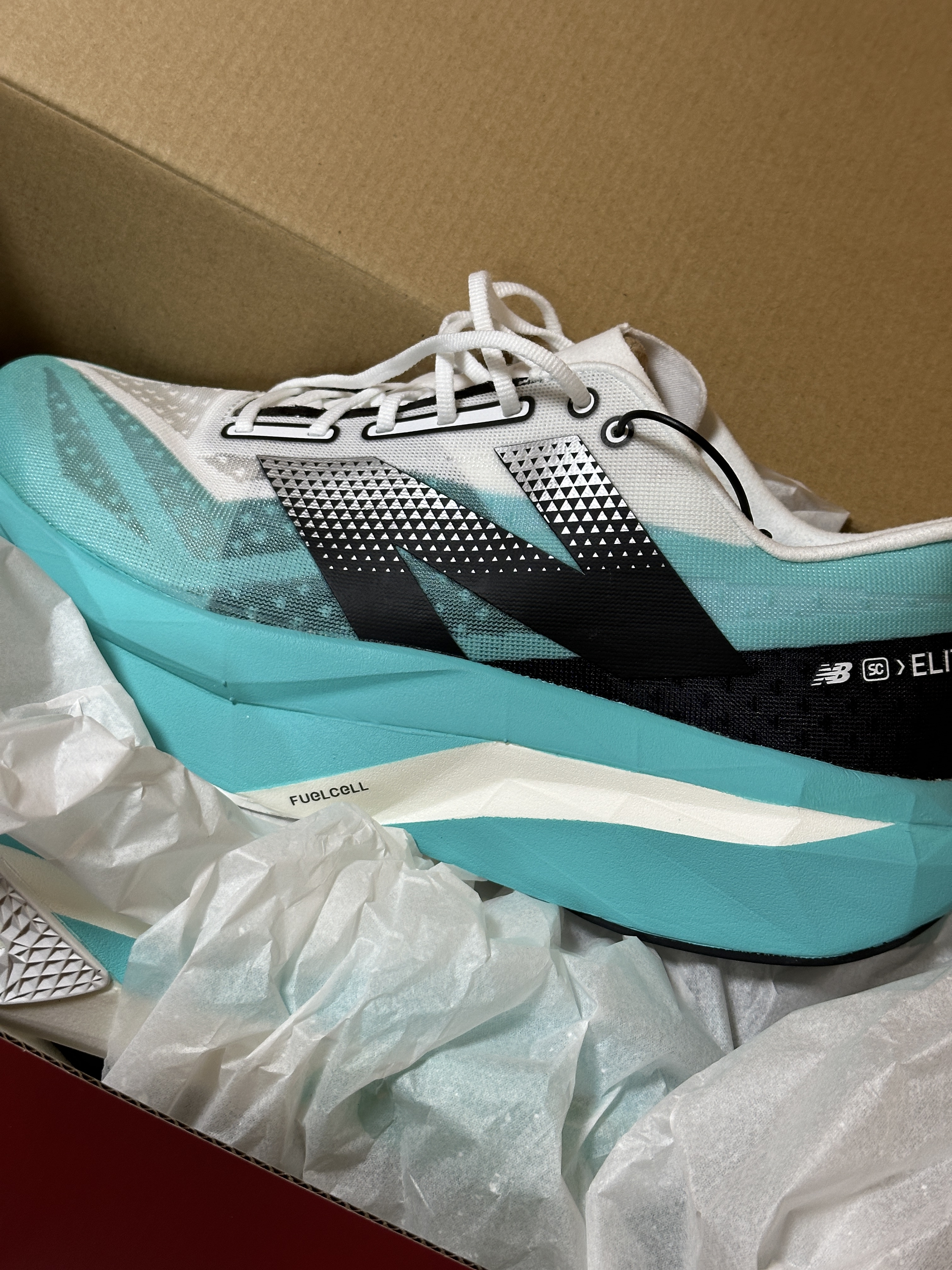 New Balance Fuelcell Supercomp Elite v4 Cyber Jade White - 2E Wide 착용 스타일 - 1