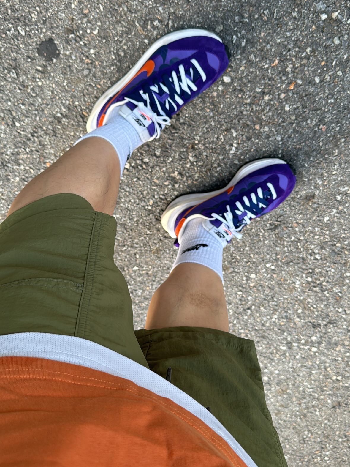 Nike x Sacai VaporWaffle Dark Iris, Nike x Drake Nocta Max 90 T-Shirt Hot Curry (FN7663-808) 착용 스타일