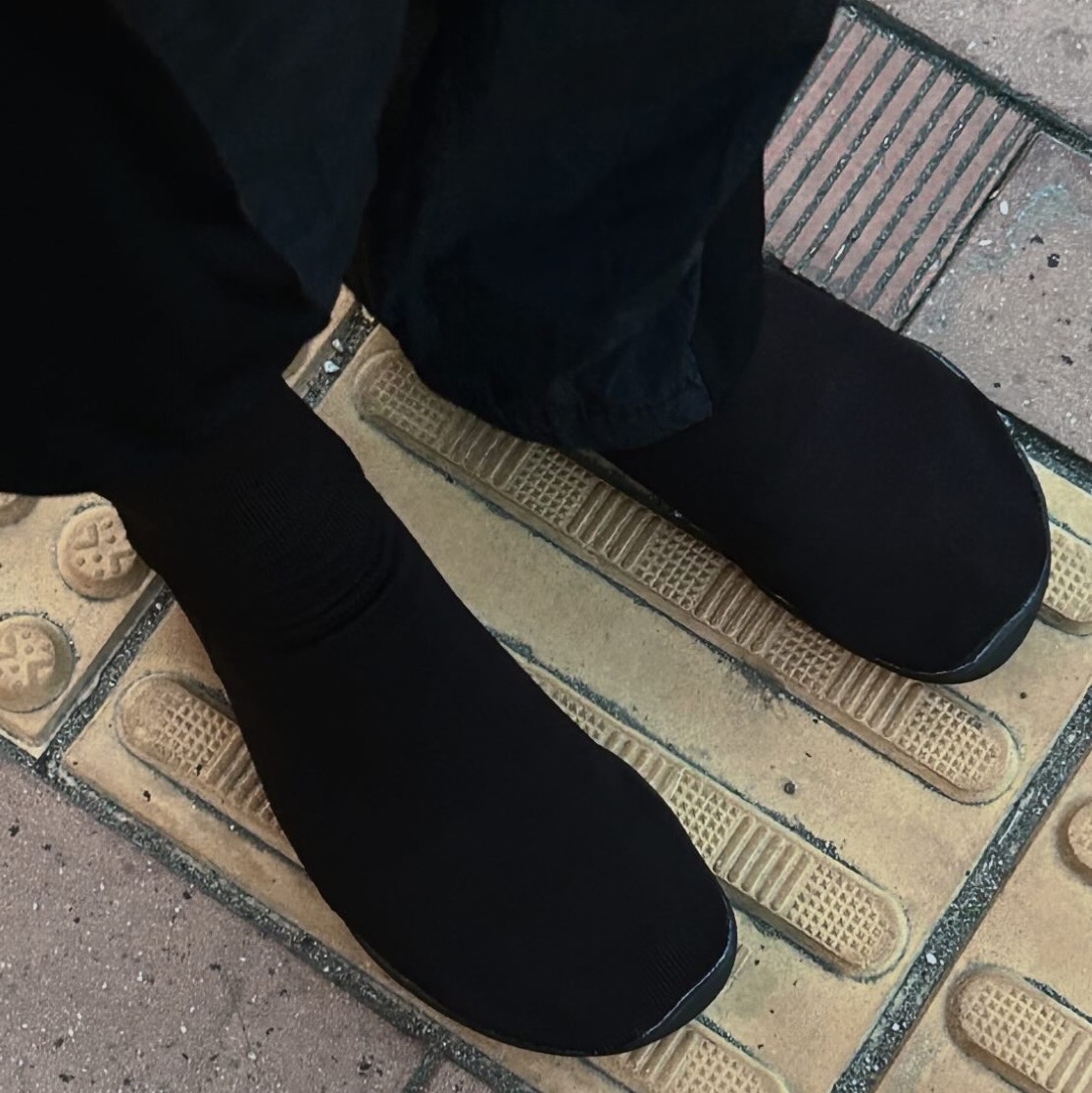 Yeezy YZY Pods Black 착용 스타일