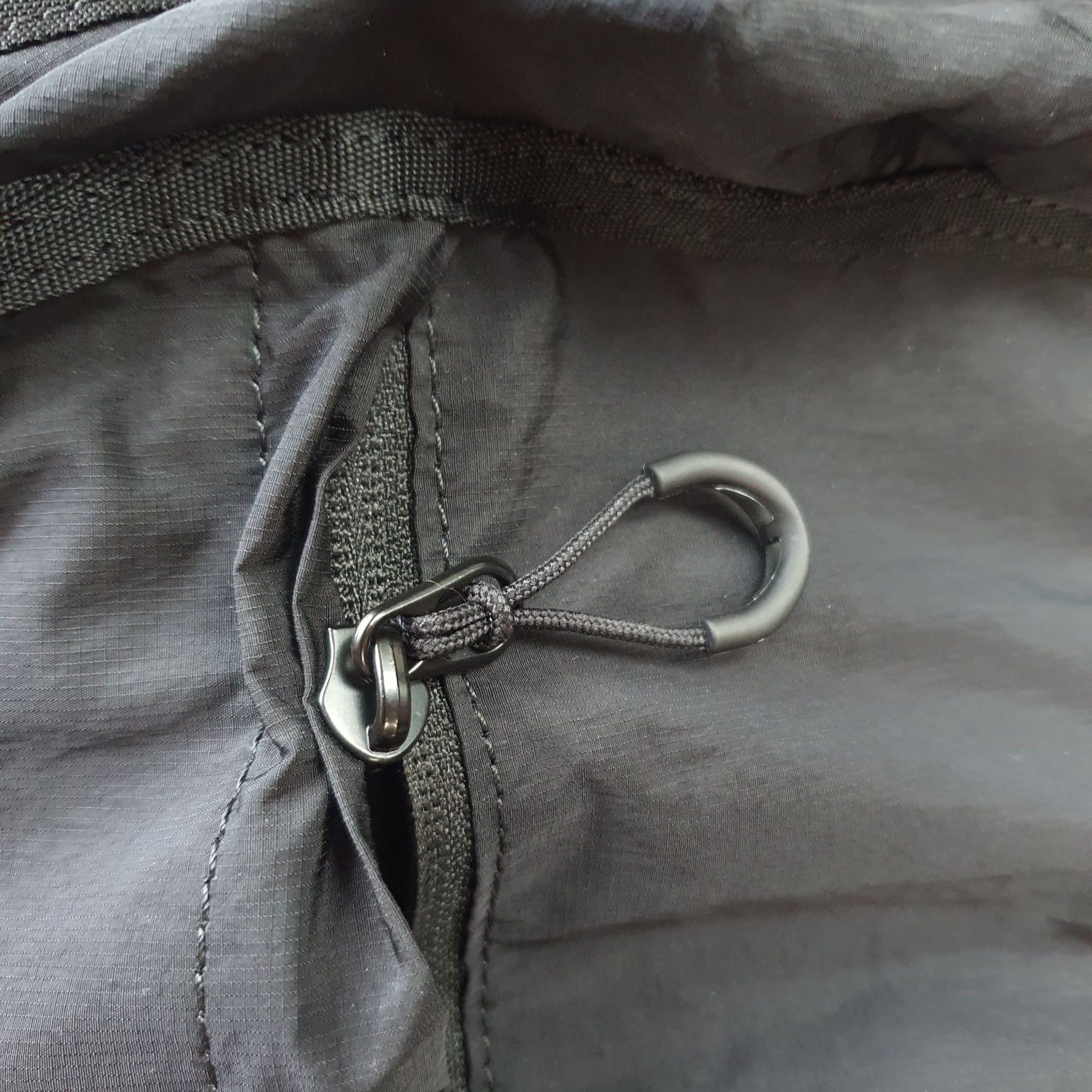 Found Pocket Focus Rucksack Black 착용 스타일