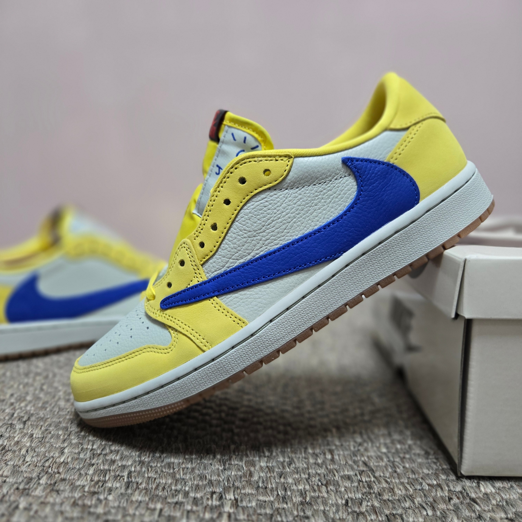 (W) Jordan 1 x Travis Scott Retro Low OG SP Canary 착용 스타일 - 1