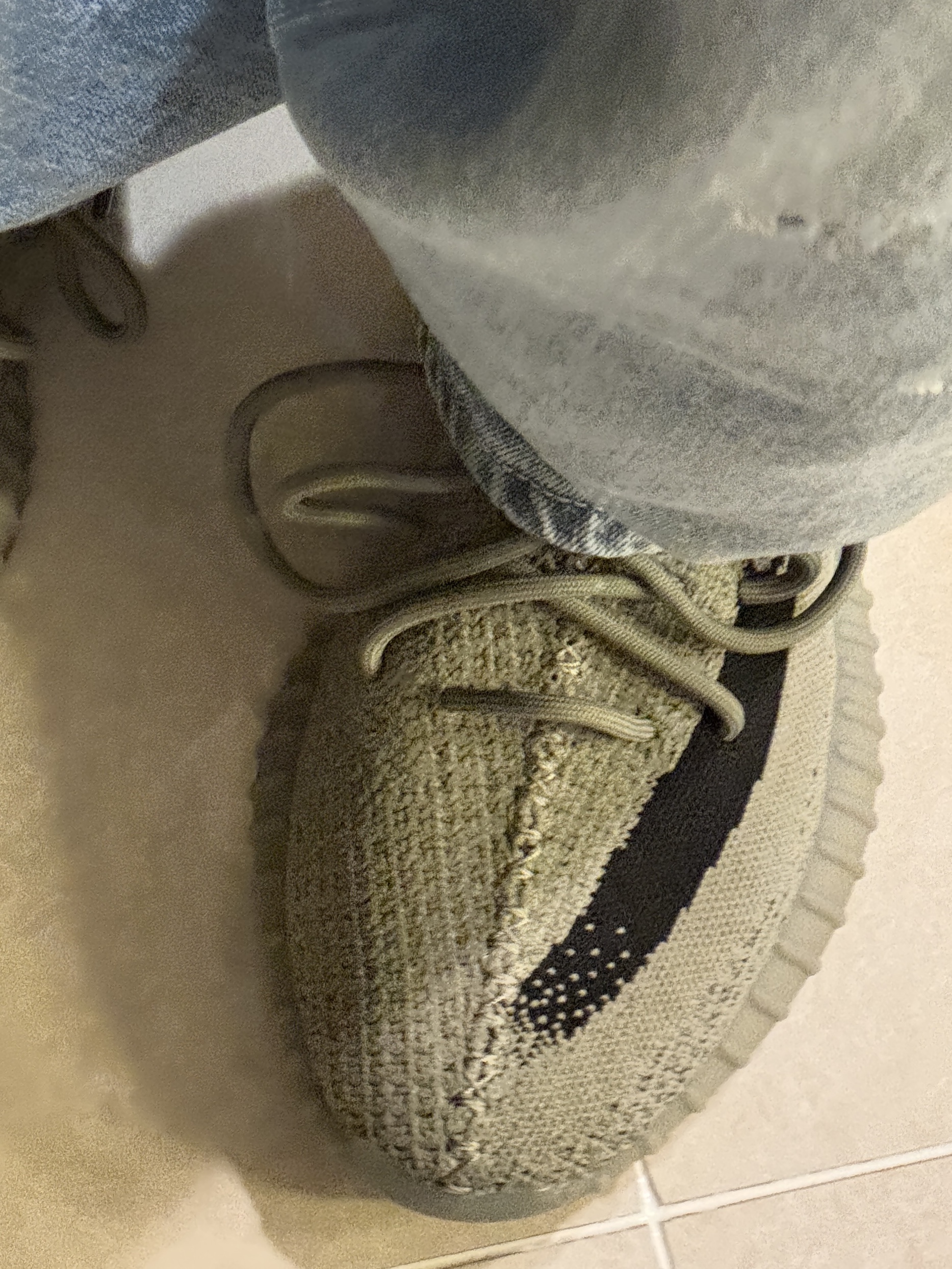Adidas Yeezy Boost 350 V2 Granite Core Black 착용 스타일 - 2
