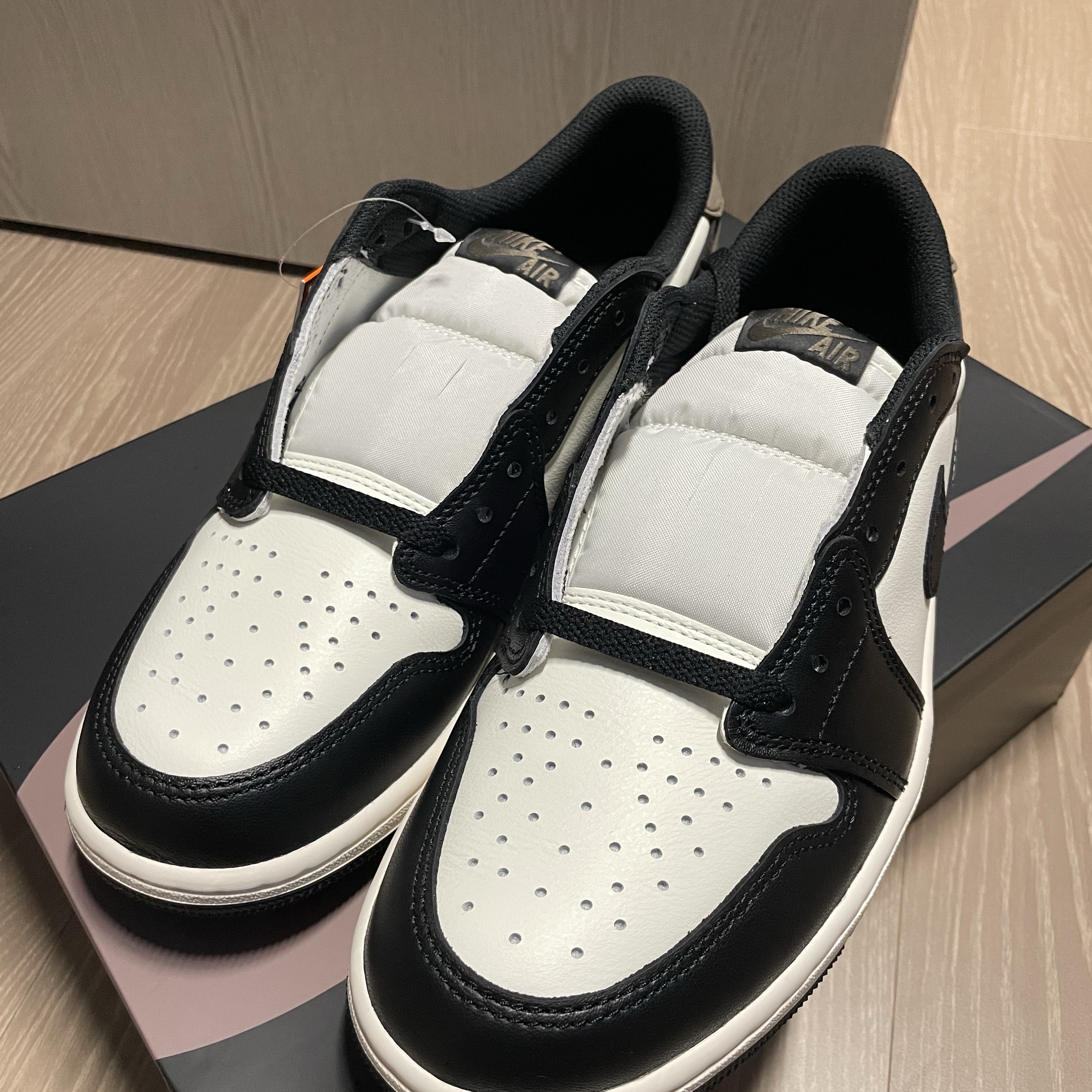Jordan 1 Retro Low OG Mocha 착용 스타일 - 1