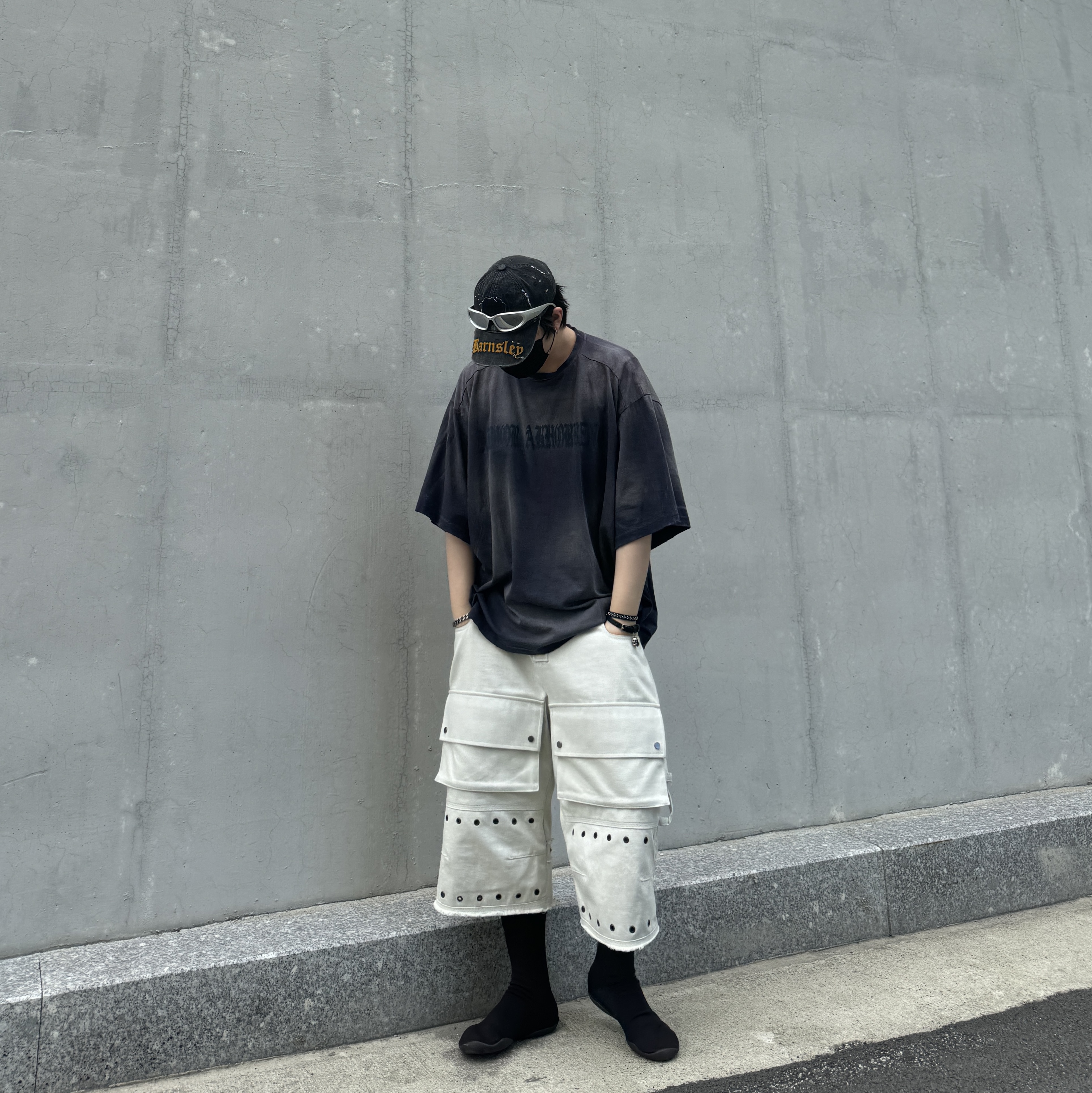 rbU Color Dyed T-Shirt Washed Dark Navy Blue, Yeezy YZY Pods Black 착용 스타일 - 1