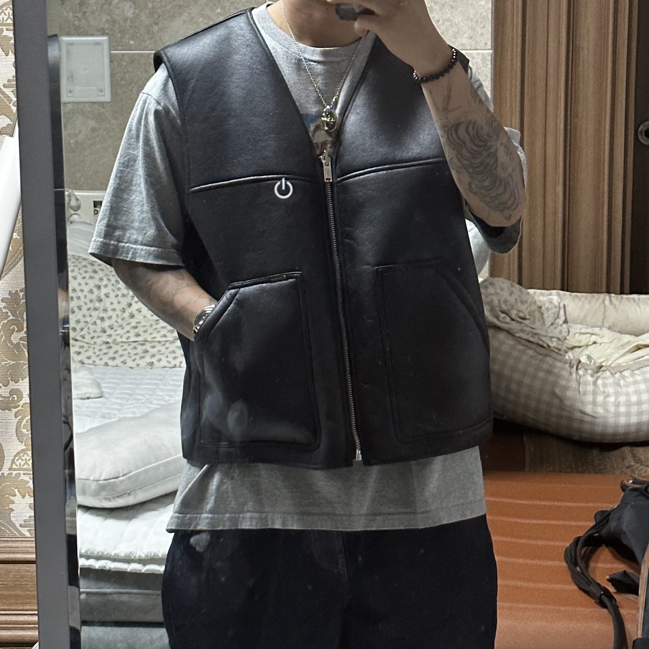 Supreme Reversible Faux Shearling Vest Black - 24FW 착용 스타일