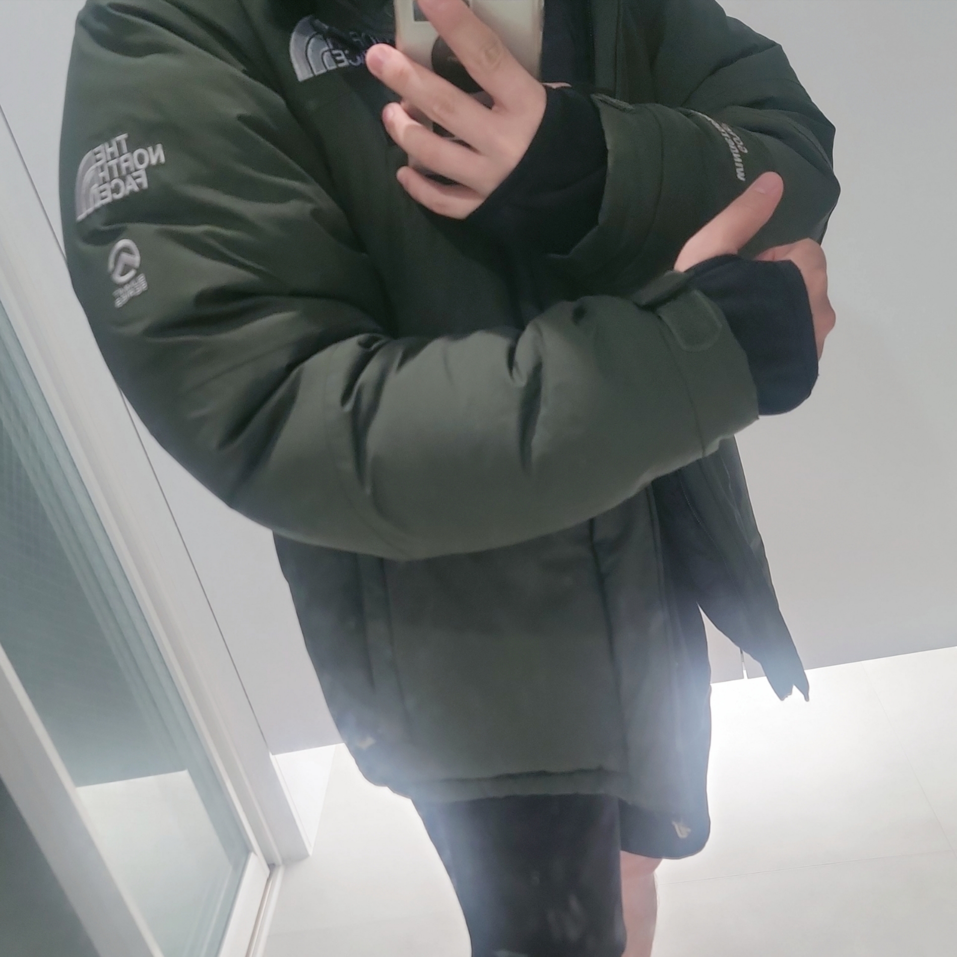 The North Face Himalayan Parka Black 착용 스타일 - 2