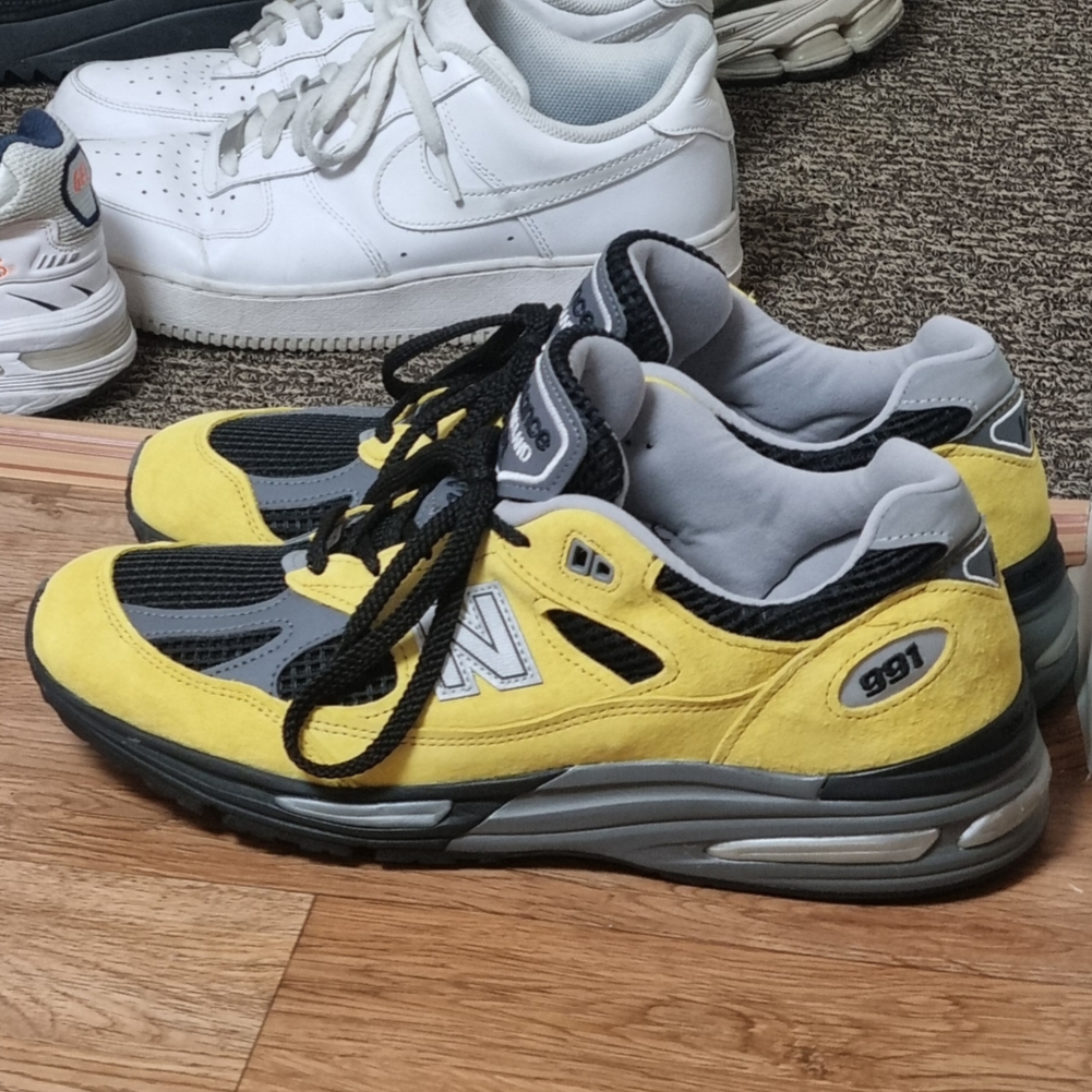 New Balance 991v2 Made in UK Yellow Black - Casestudy Exclusive 착용 스타일 - 3