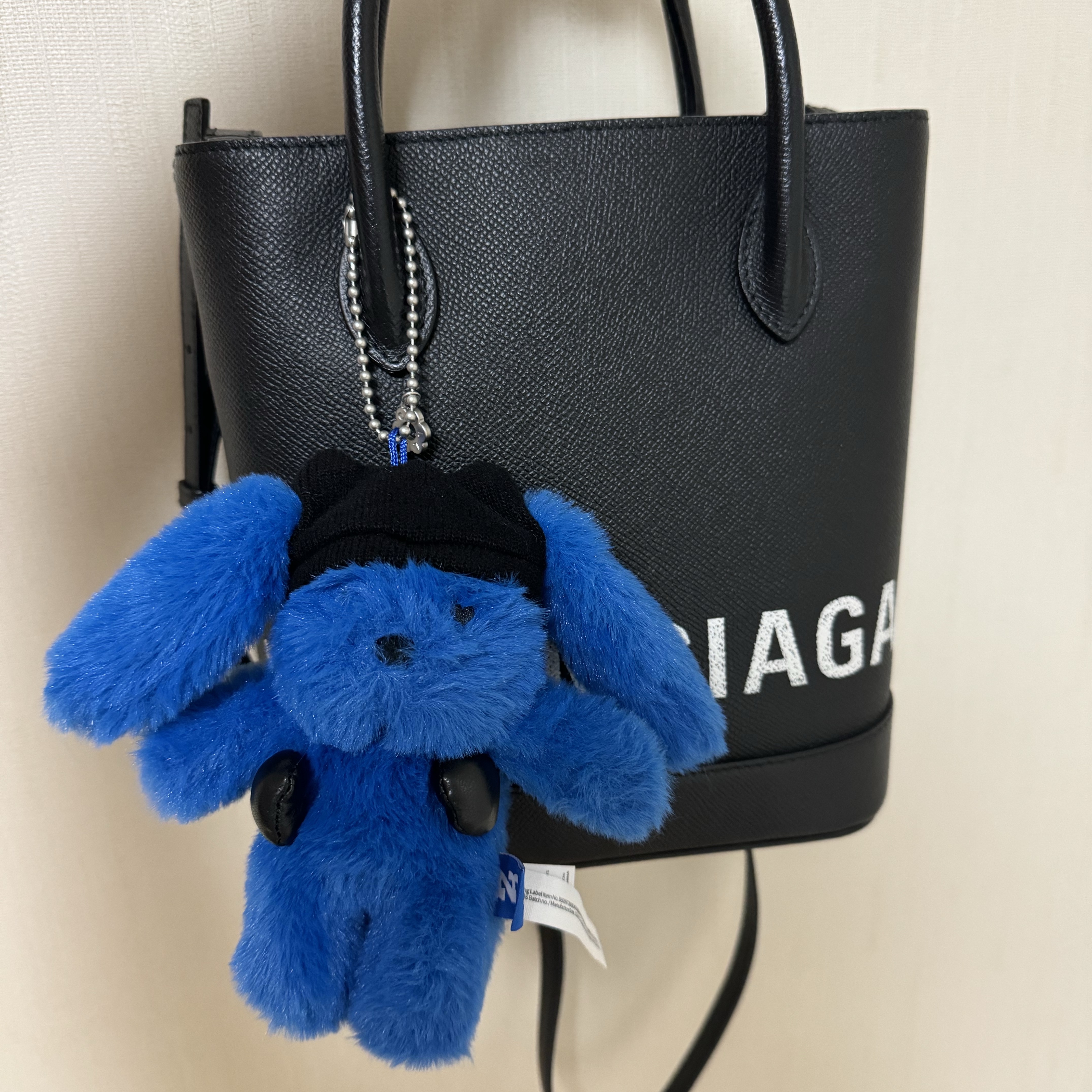 NewJeans x Coller Furry Bunny Plush Keyring Tide Blue 착용 스타일