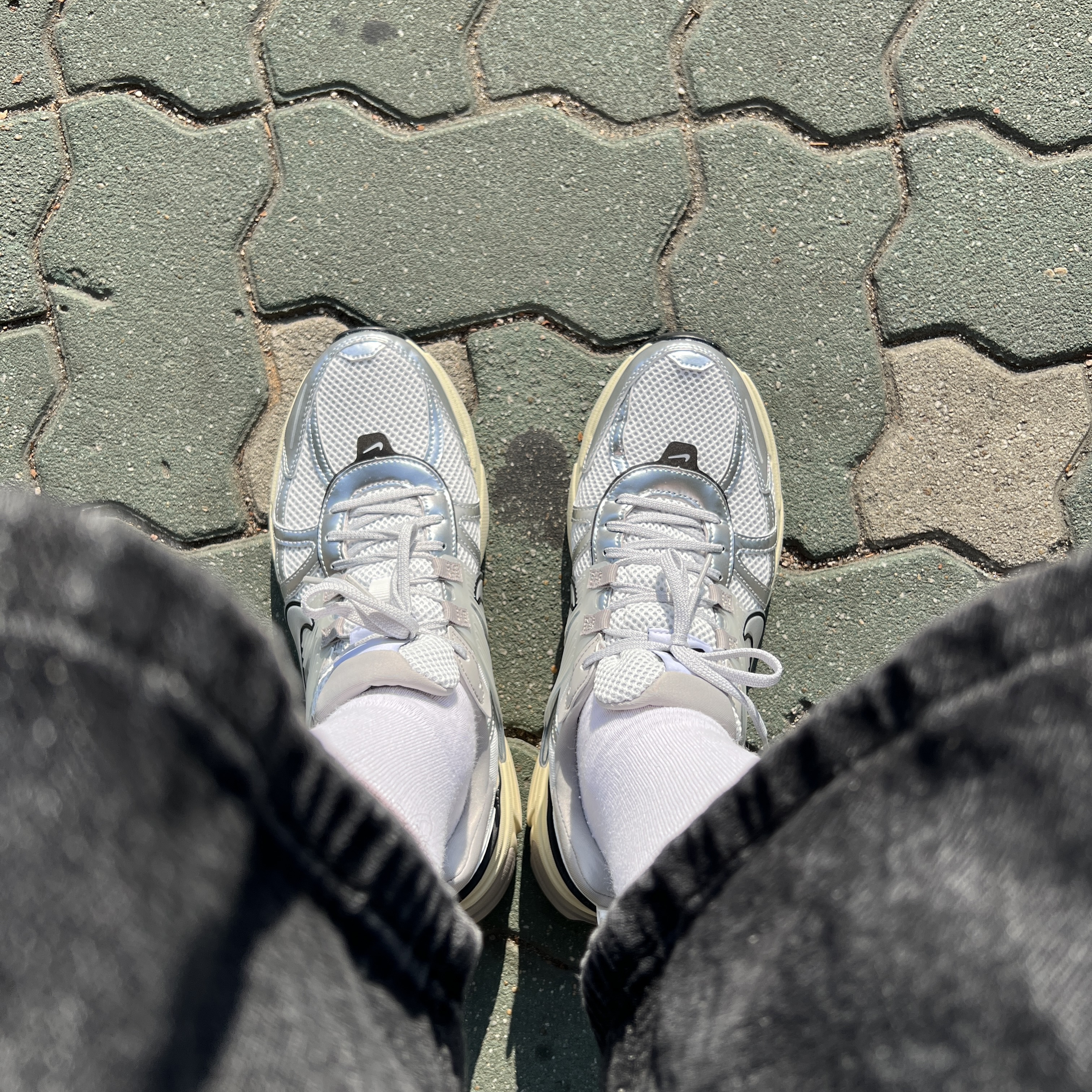 Nike V2K Run Pure Platinum Light Iron Ore 착용 스타일