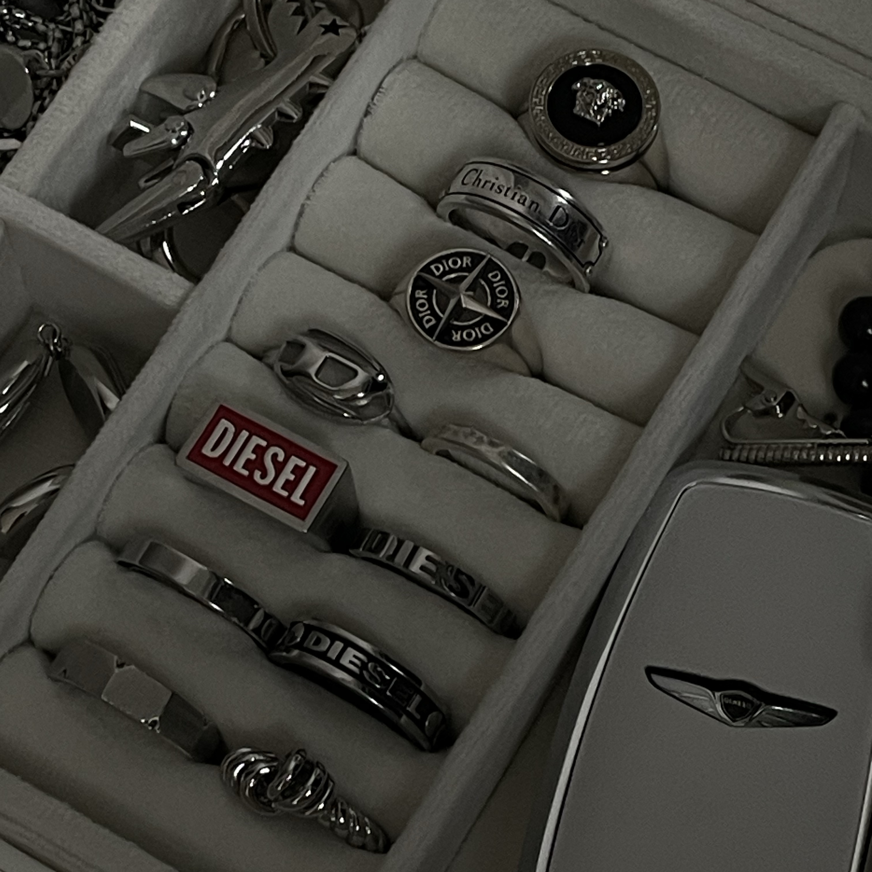 Dior x Stone Island Signet Ring and Black Resin Silver, Versace Enamel Medusa Ring Black Silver 착용 스타일
