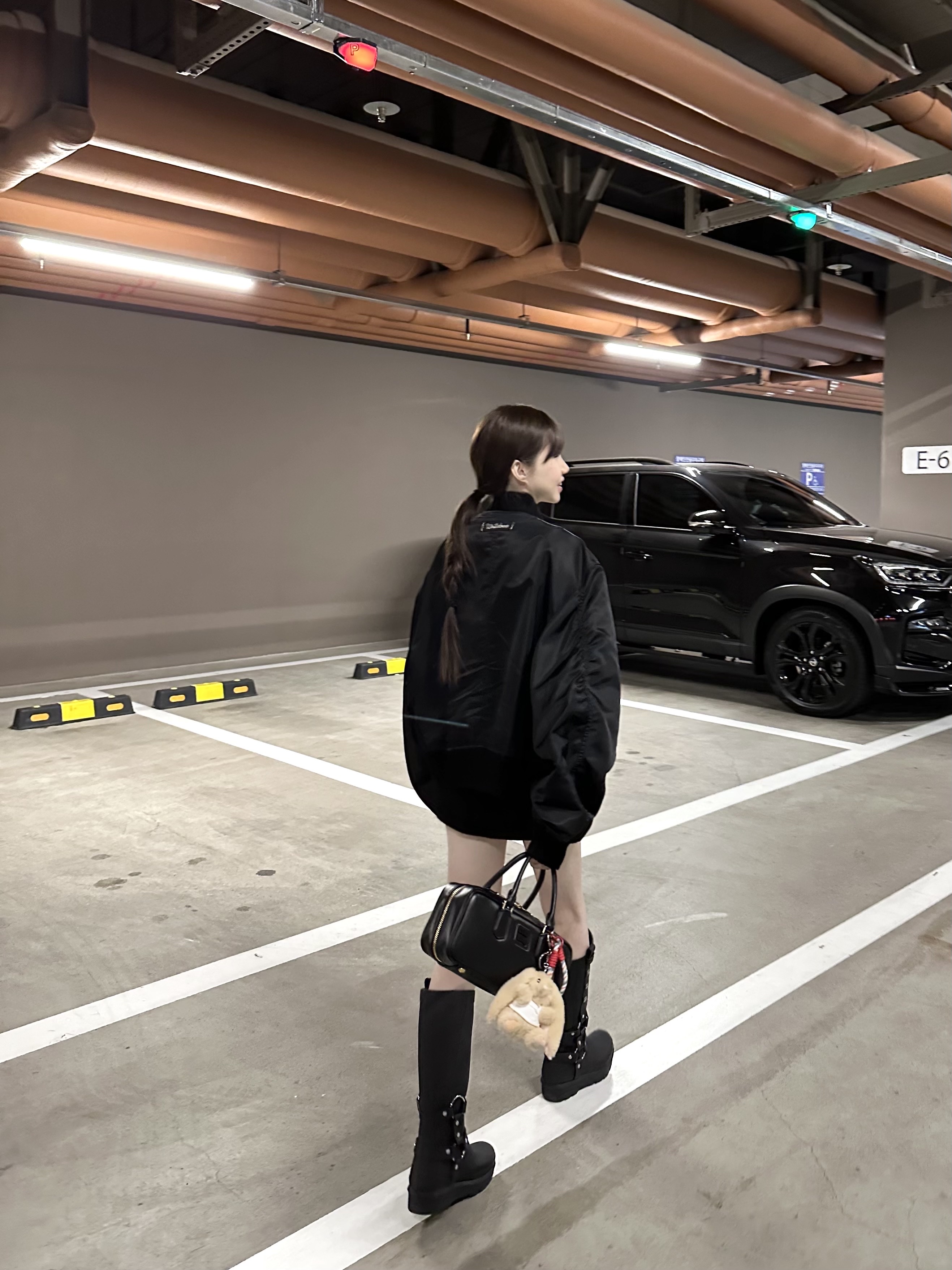 (W) Hunter x Andersson Bell Original 2.0 Tall Boots Black, Miu Miu Arcadie Large Leather Bag Black 착용 스타일 - 1