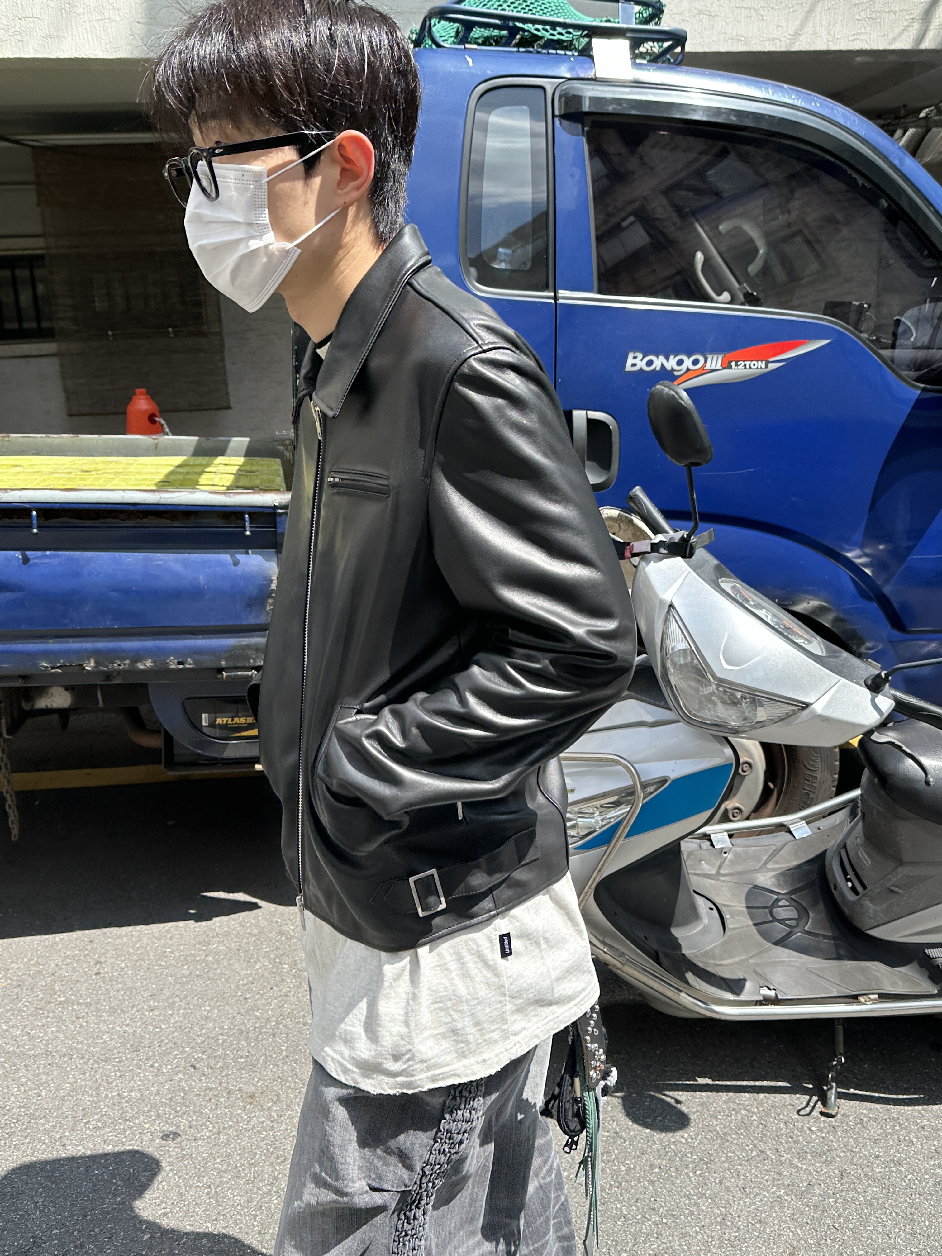 [KREAM 단독] Etce Smocking Baggy Jean Grey, Yeezy YZY Pods Black 착용 스타일 - 4