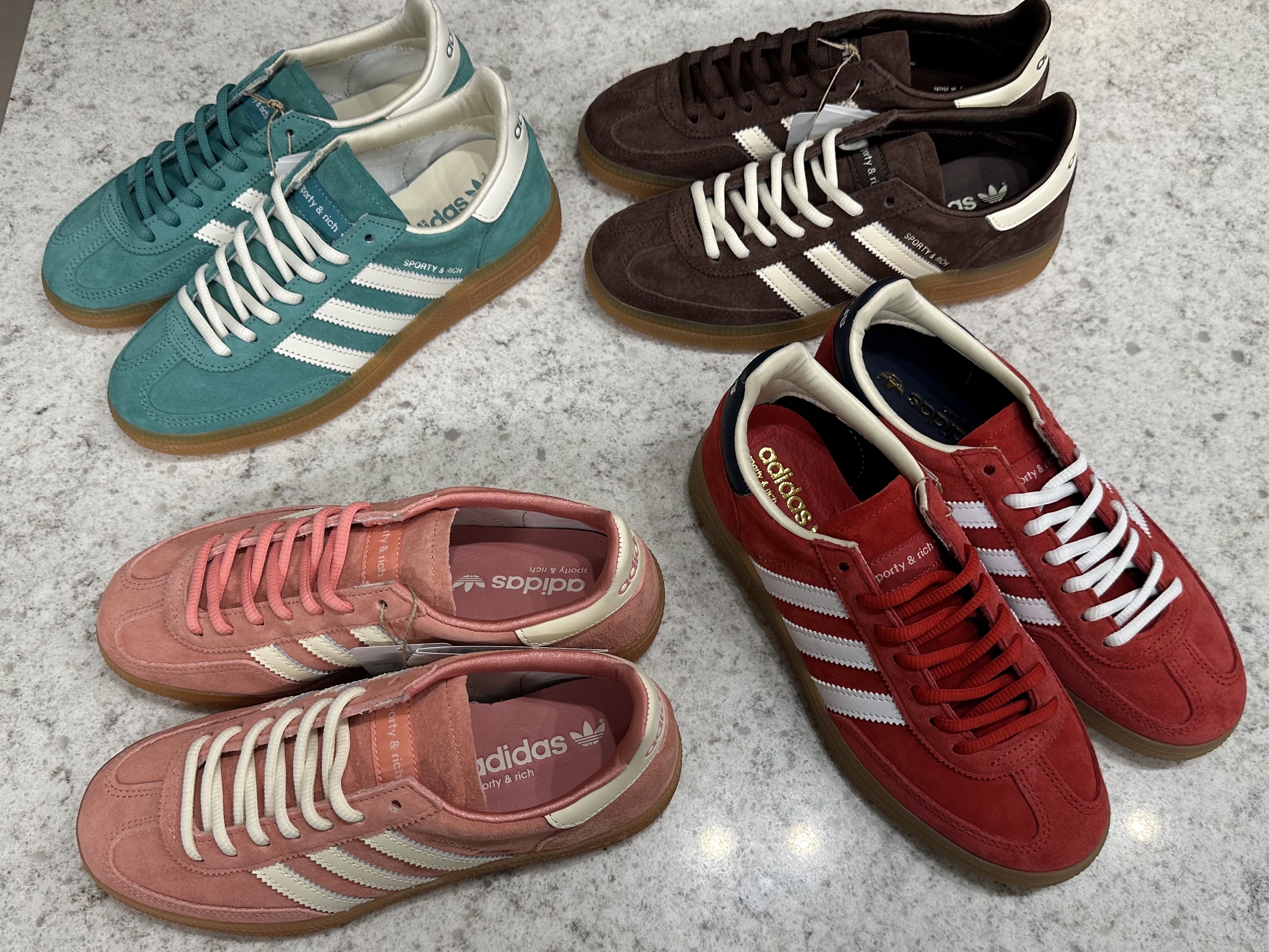 Adidas x Sporty & Rich Spezial Handball Collegiate Red Night Indigo, Adidas x Sporty & Rich Spezial Handball Auburn Cream White 착용 스타일 - 7