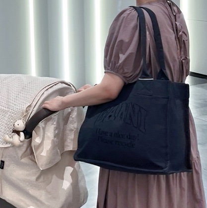 Ganni Large Canvas Tote Bag Phantom 착용 스타일 - 2