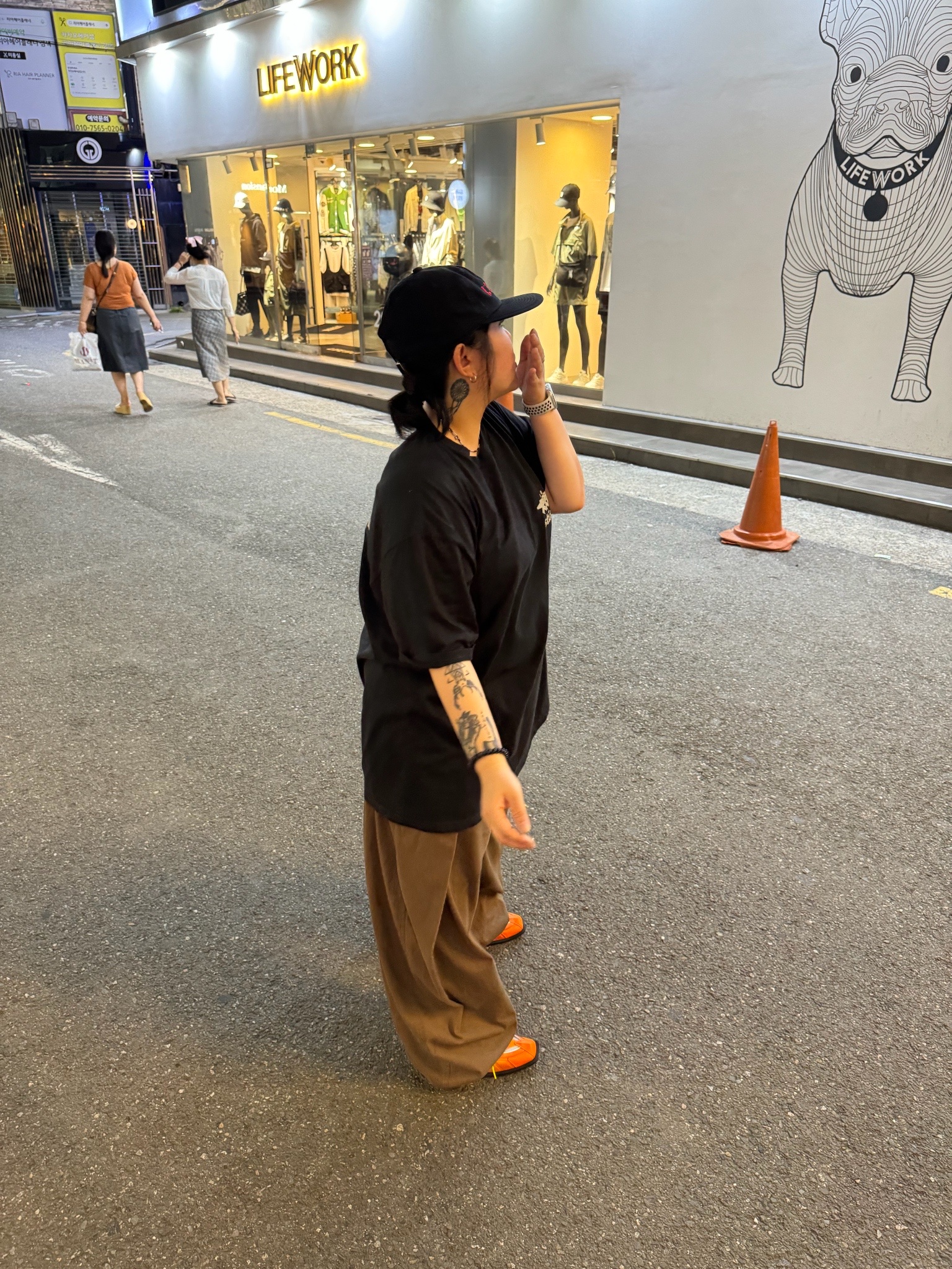 Stussy Surfwalk Pigment Dyed T-Shirt Black, Nike x Martine Rose Shox MR4 Safety Orange 착용 스타일 - 3