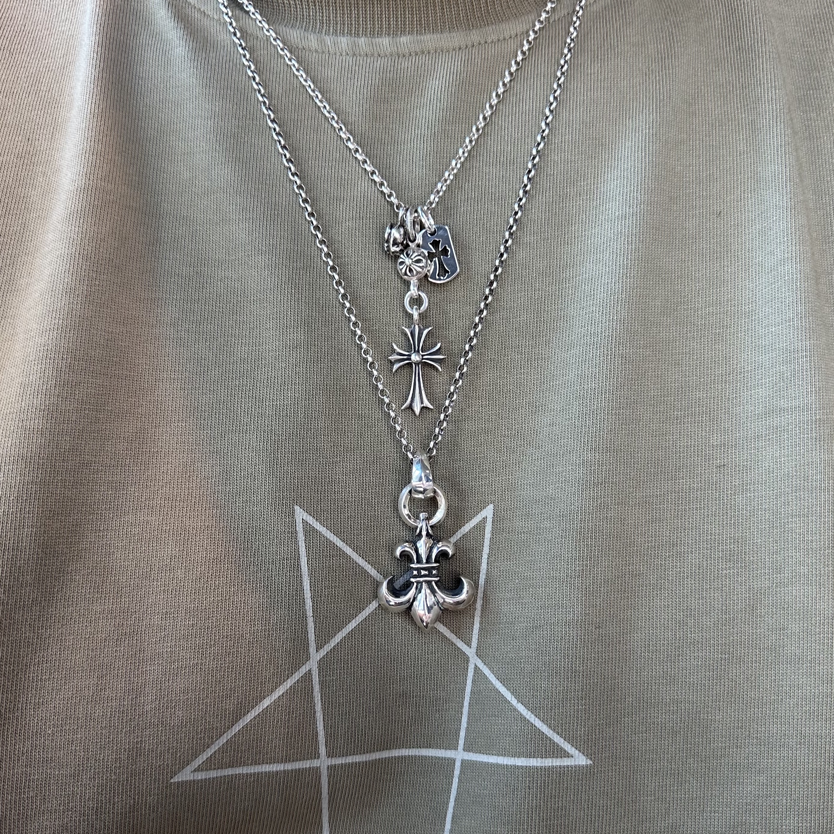 Hansroom Chrome Hearts Bs Fleur Pendant With Bale, Hansroom Chrome Hearts One Ball Tiny Cross Charm 착용 스타일