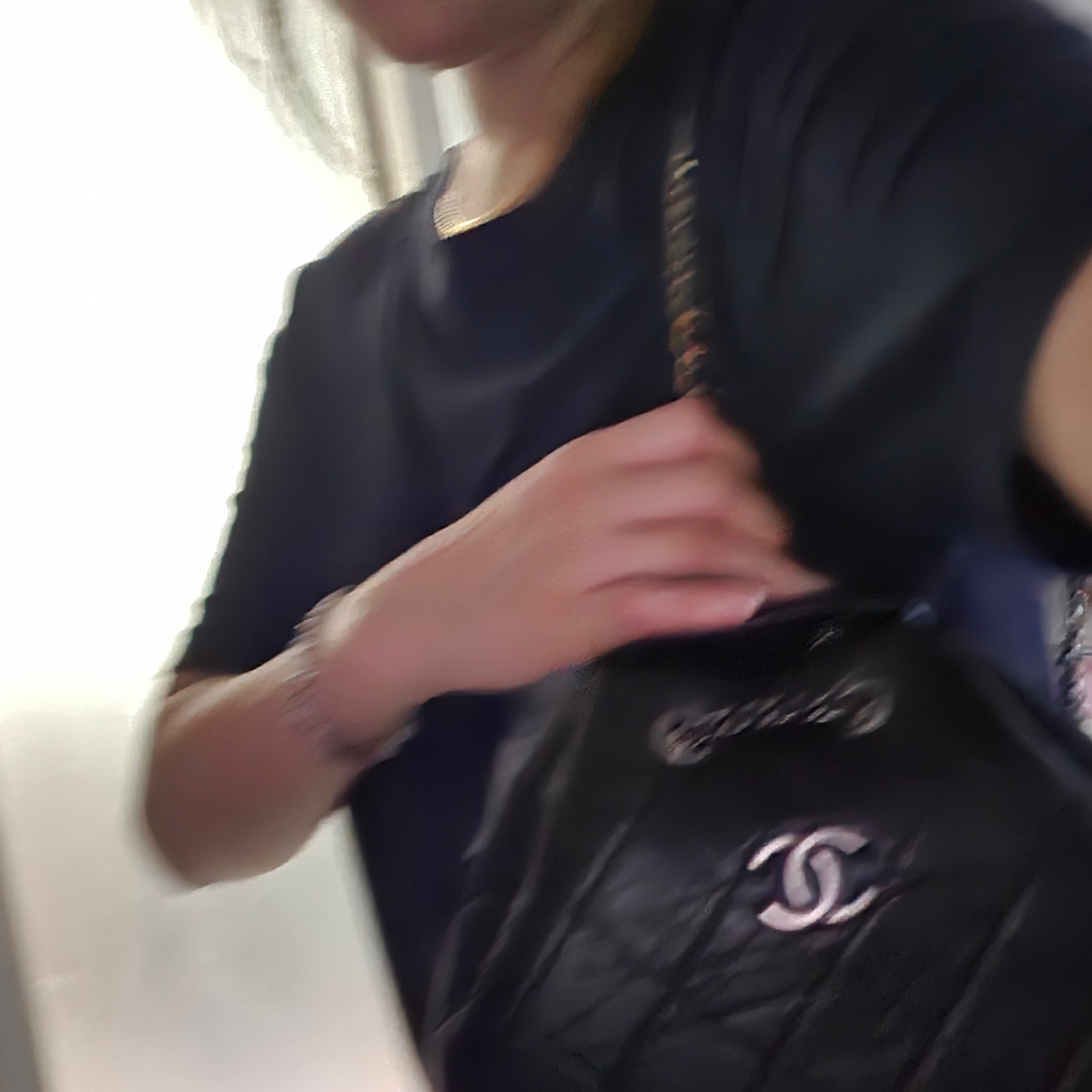 Chanel Small Gabrielle Backpack Aged Calfskin & Gold Silver Black 착용 스타일 - 2