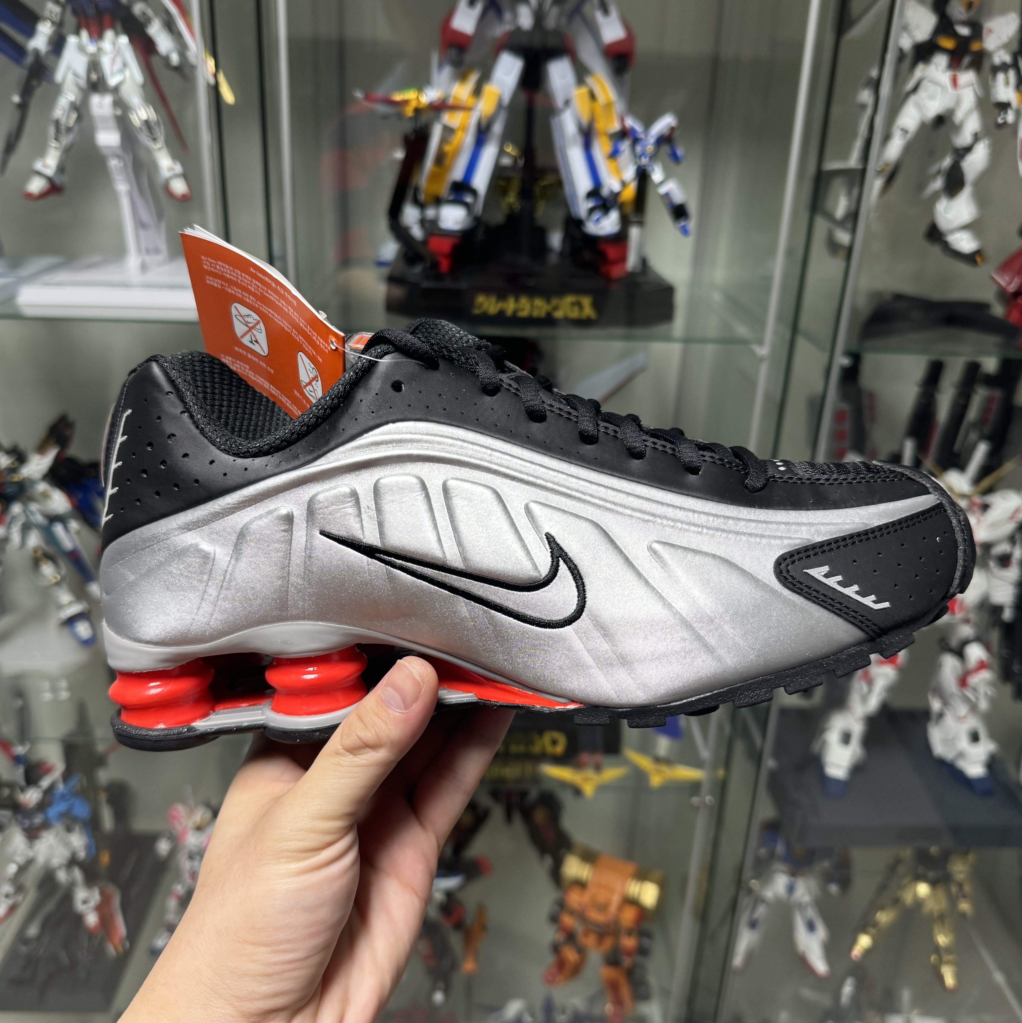 Nike Shox R4 Black and Metallic Silver 착용 스타일