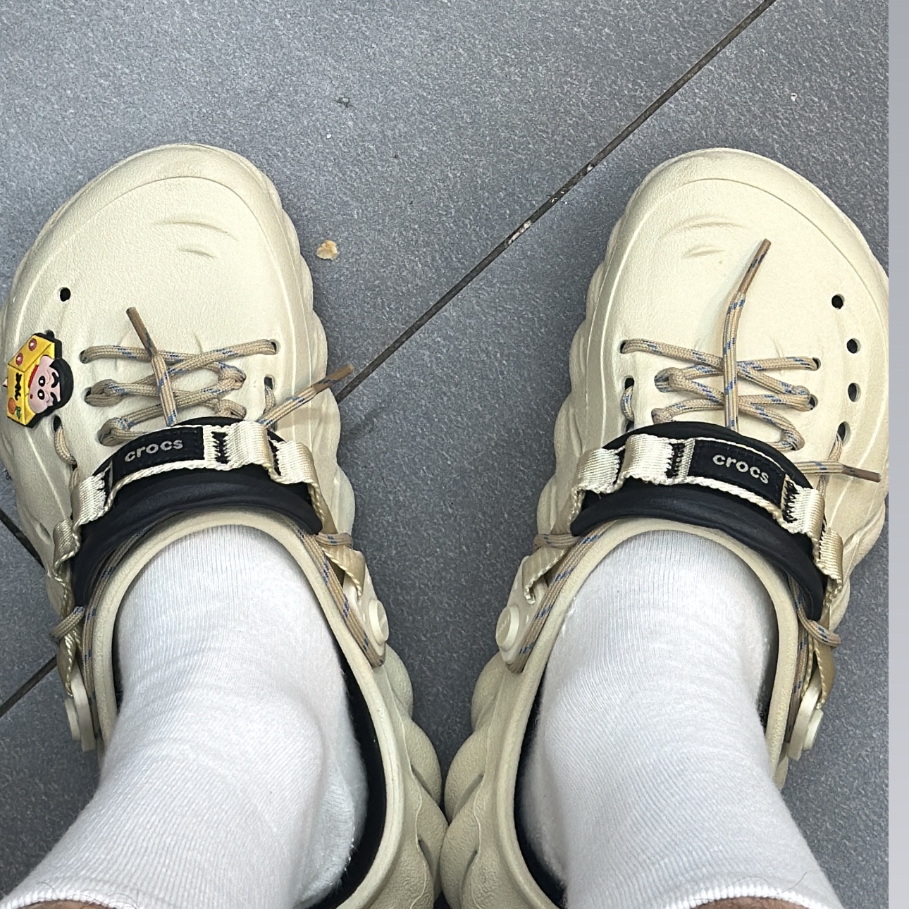 Crocs Echo Clog Bone Black 착용 스타일
