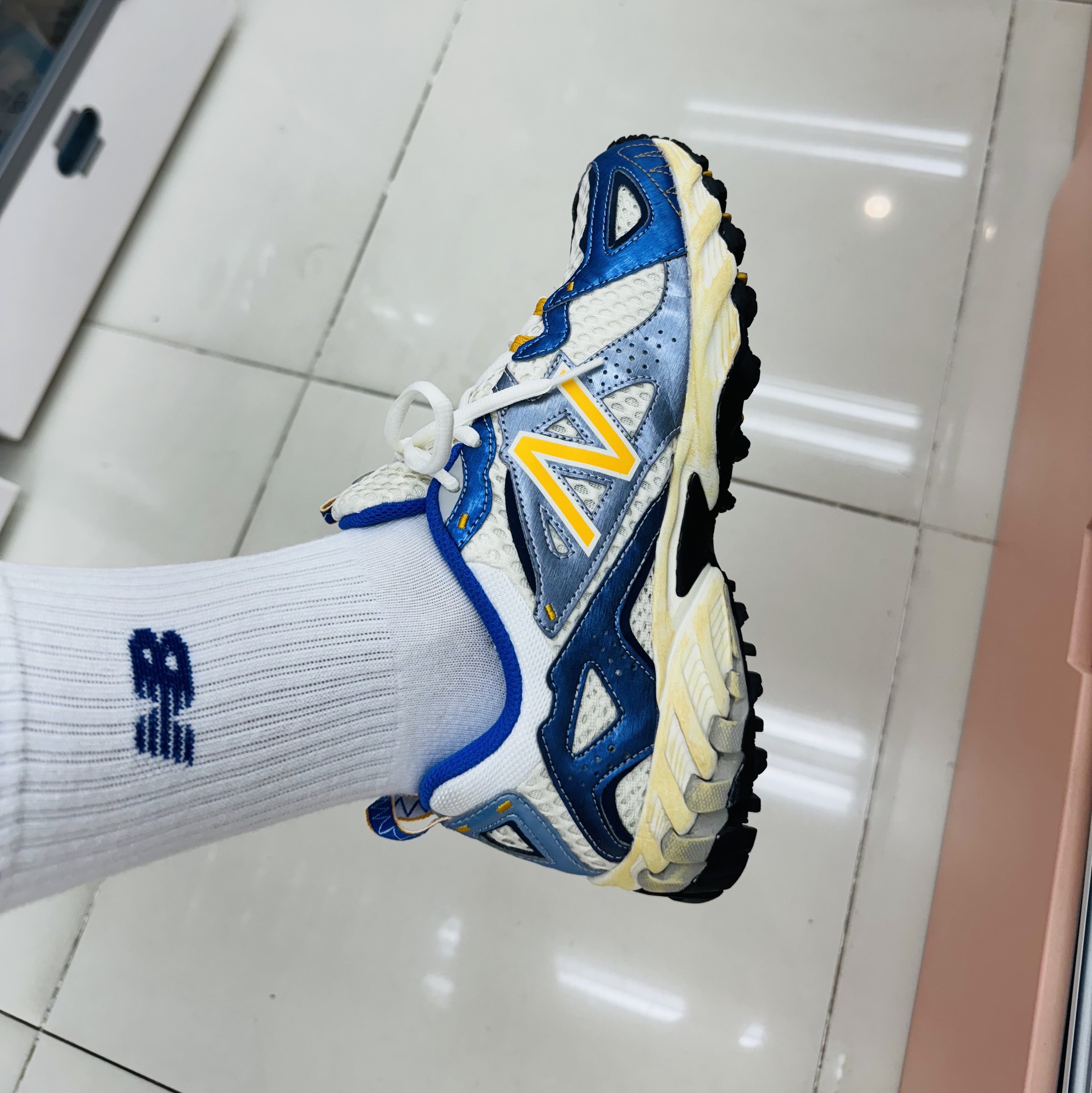 New Balance x Yeseyesee ML610 Atlantic Blue Varsity Gold 착용 스타일