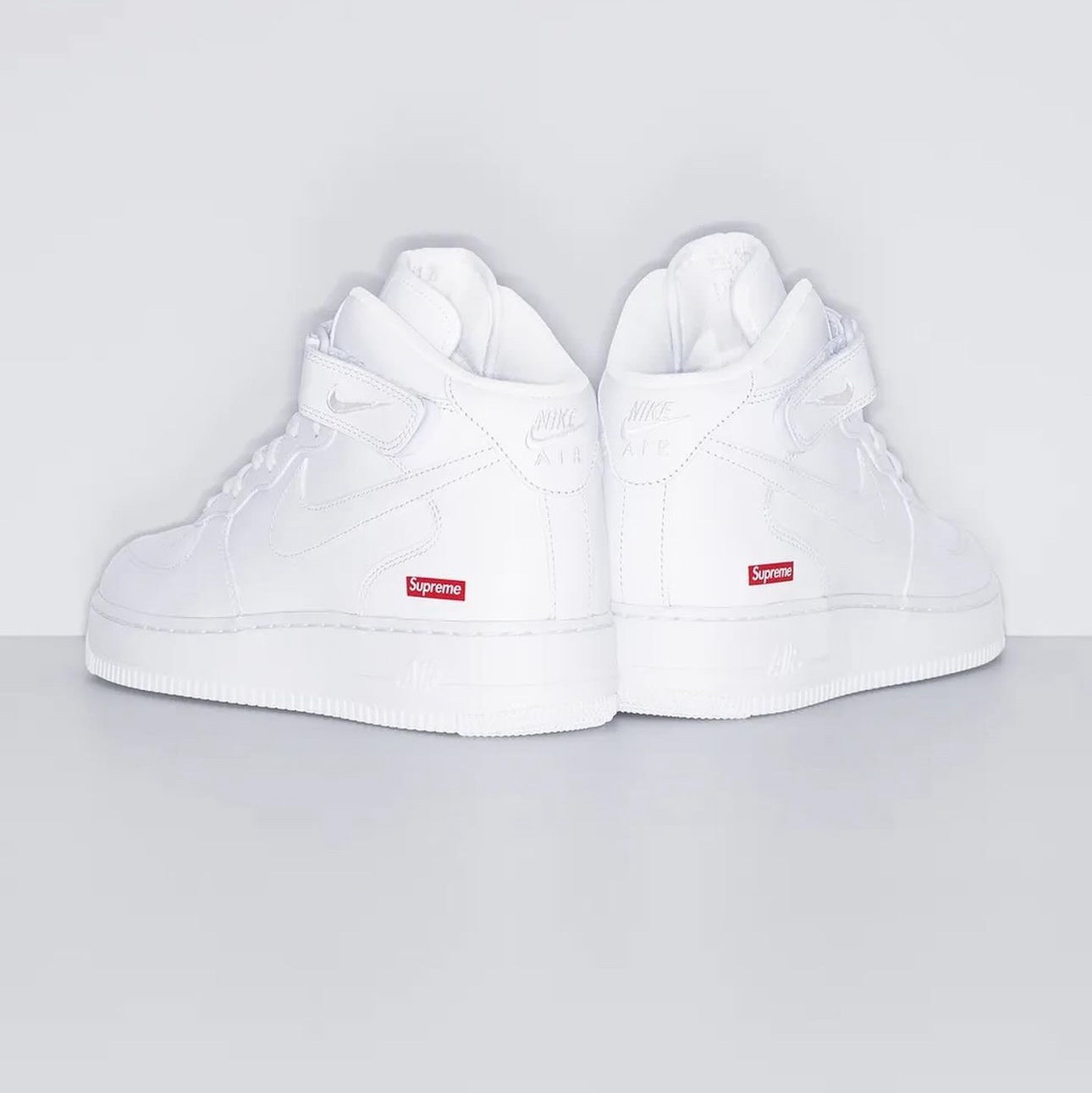 Nike x Supreme Air Force 1 Mid White 착용 스타일 - 2