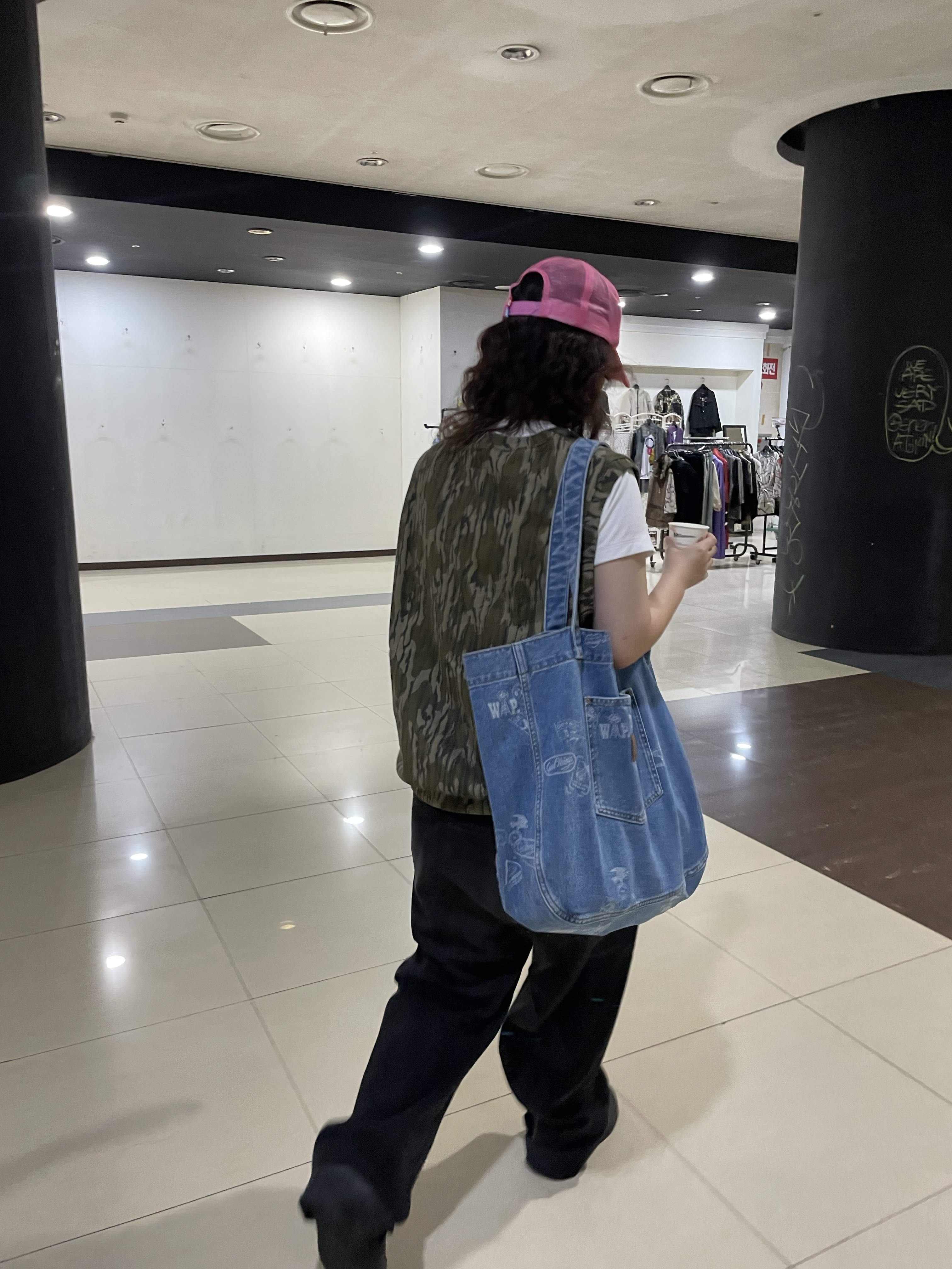 Vandy The Pink VTP Jumbo Shop Trucker Hat Black, (W) Nike Air Force 1 '07 Low Triple Black 착용 스타일 - 3