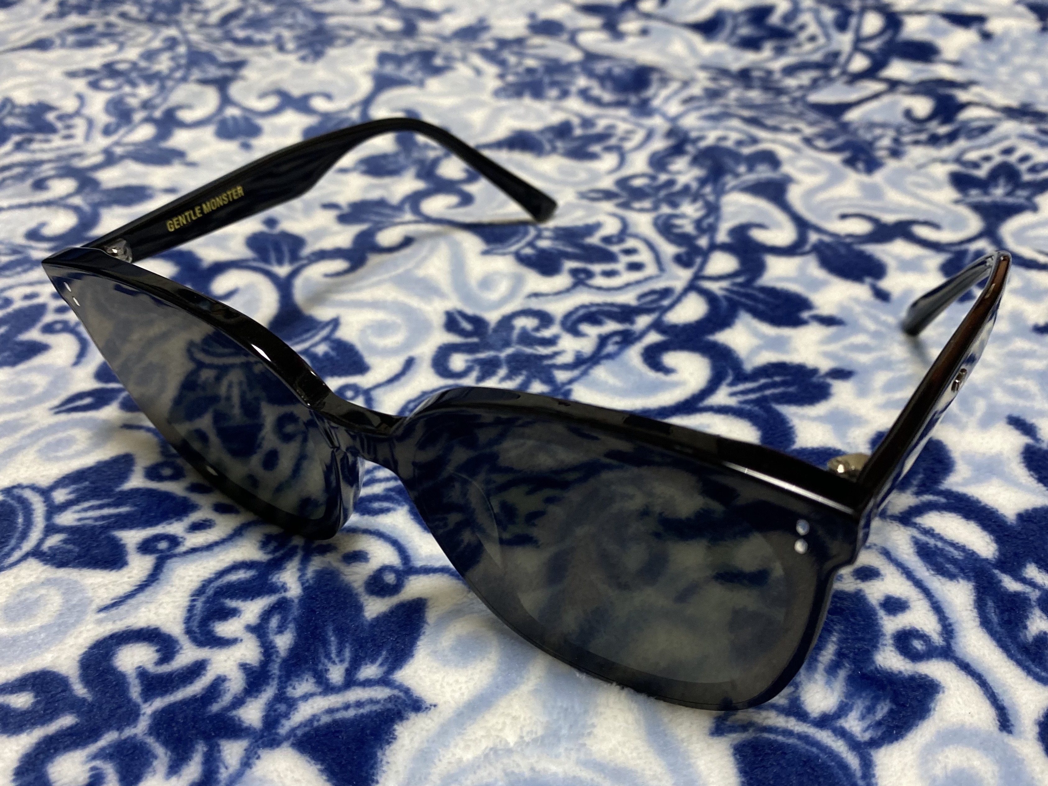 Gentle Monster Rosy 01 Black 착용 스타일 - 1
