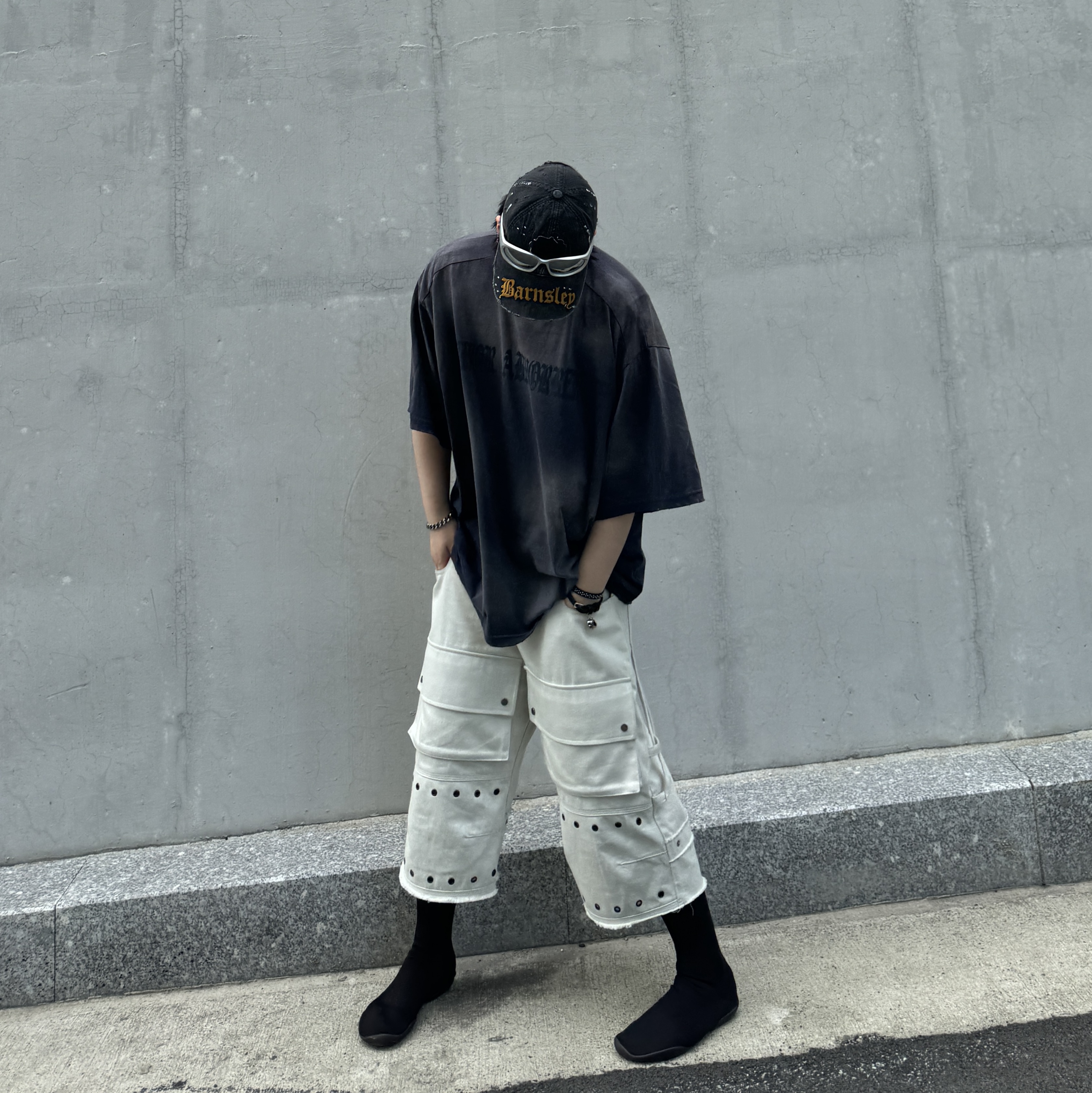 rbU Color Dyed T-Shirt Washed Dark Navy Blue, Yeezy YZY Pods Black 착용 스타일 - 3