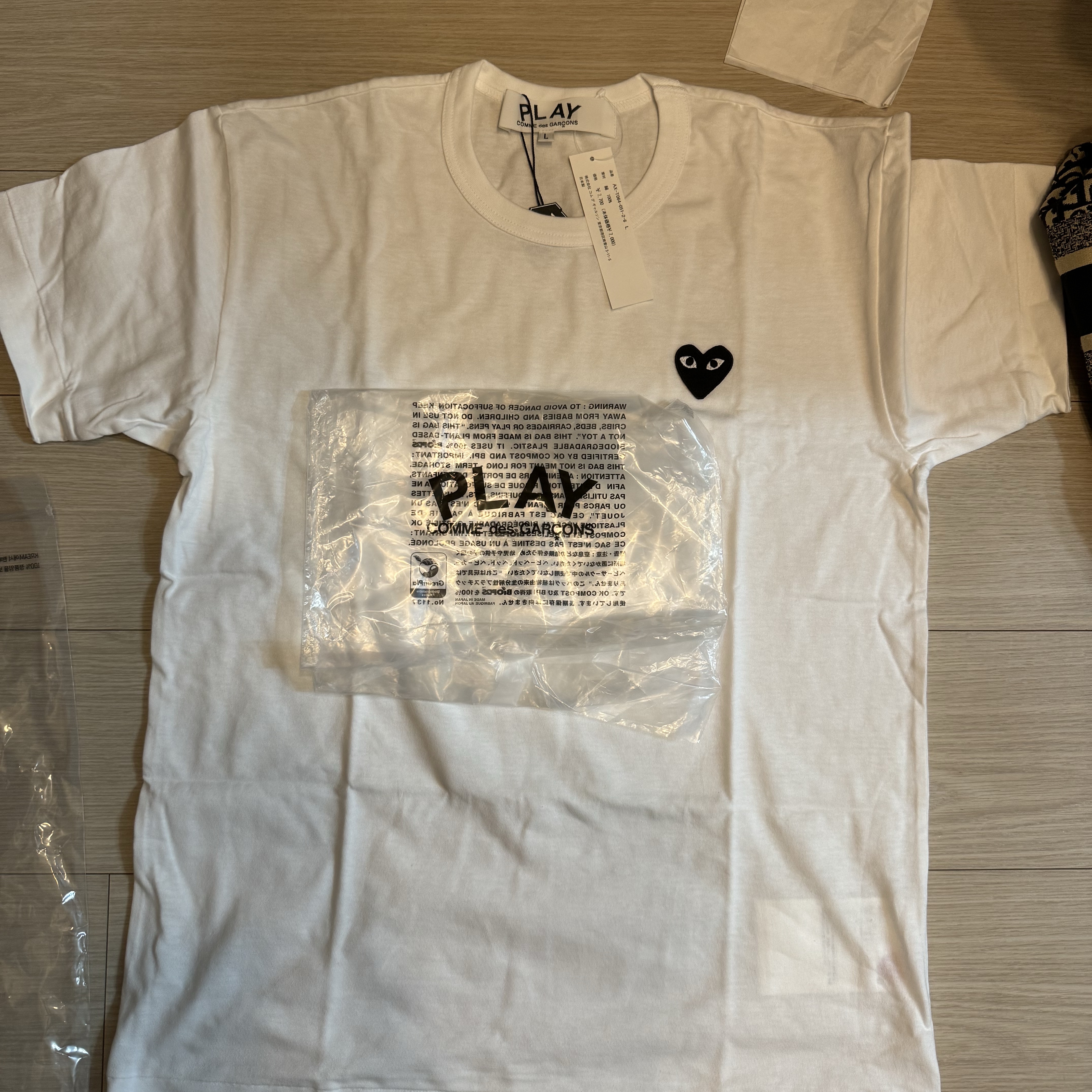 Play Comme des Garcons Black Heart T-Shirt White 착용 스타일