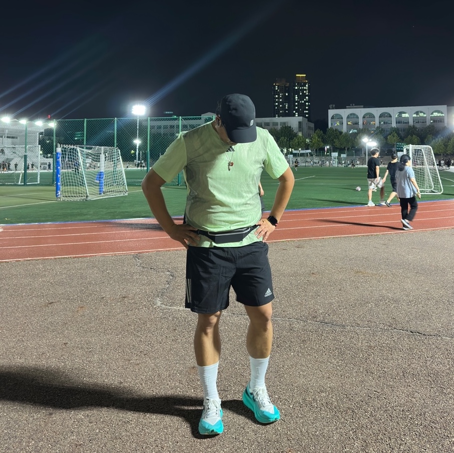 On Running Lightweight Cap Black, New Balance Fuelcell Rebel v4 Cyber Jade White - 2E Wide 착용 스타일 - 1