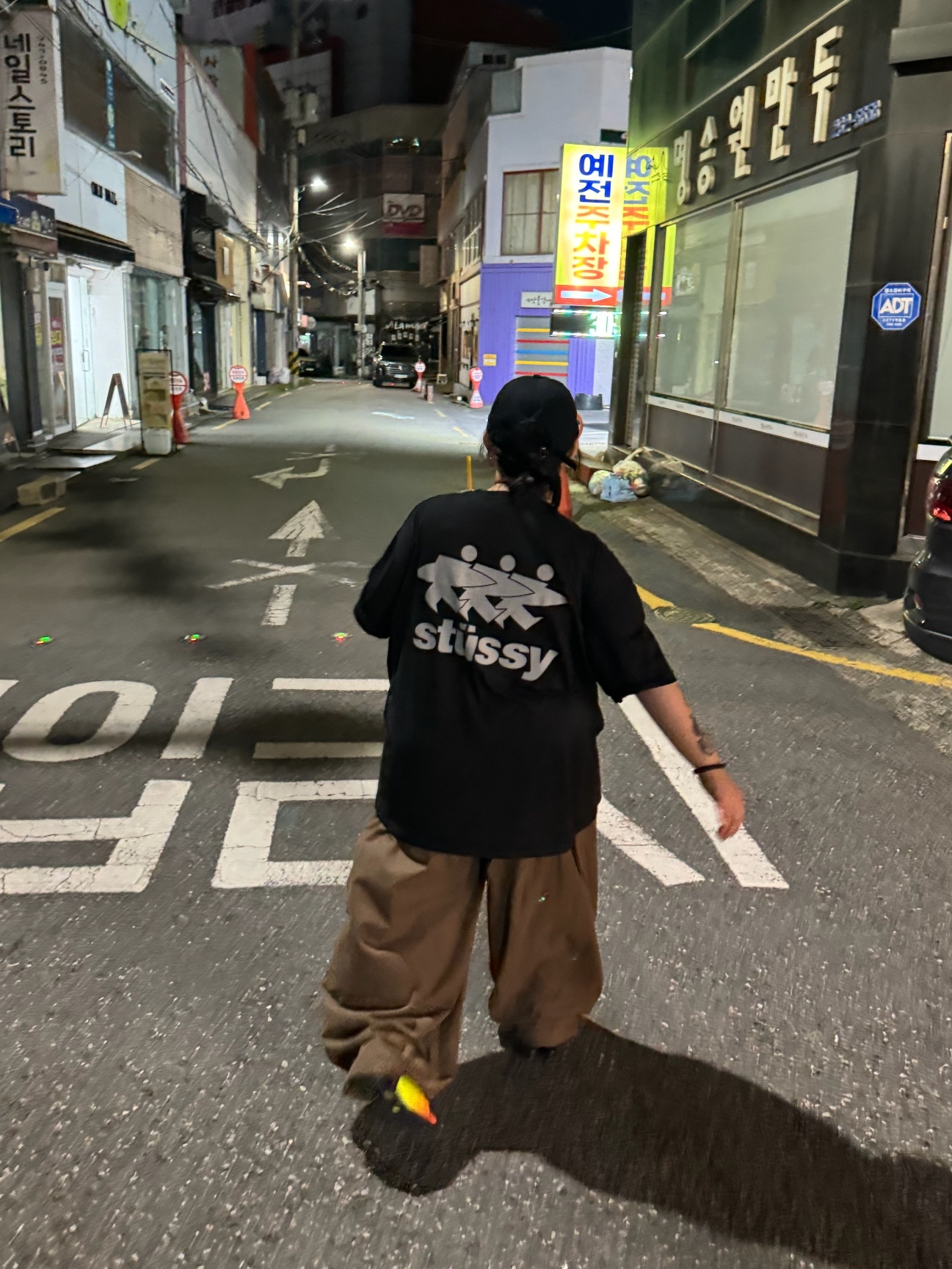 Stussy Surfwalk Pigment Dyed T-Shirt Black, Nike x Martine Rose Shox MR4 Safety Orange 착용 스타일 - 1