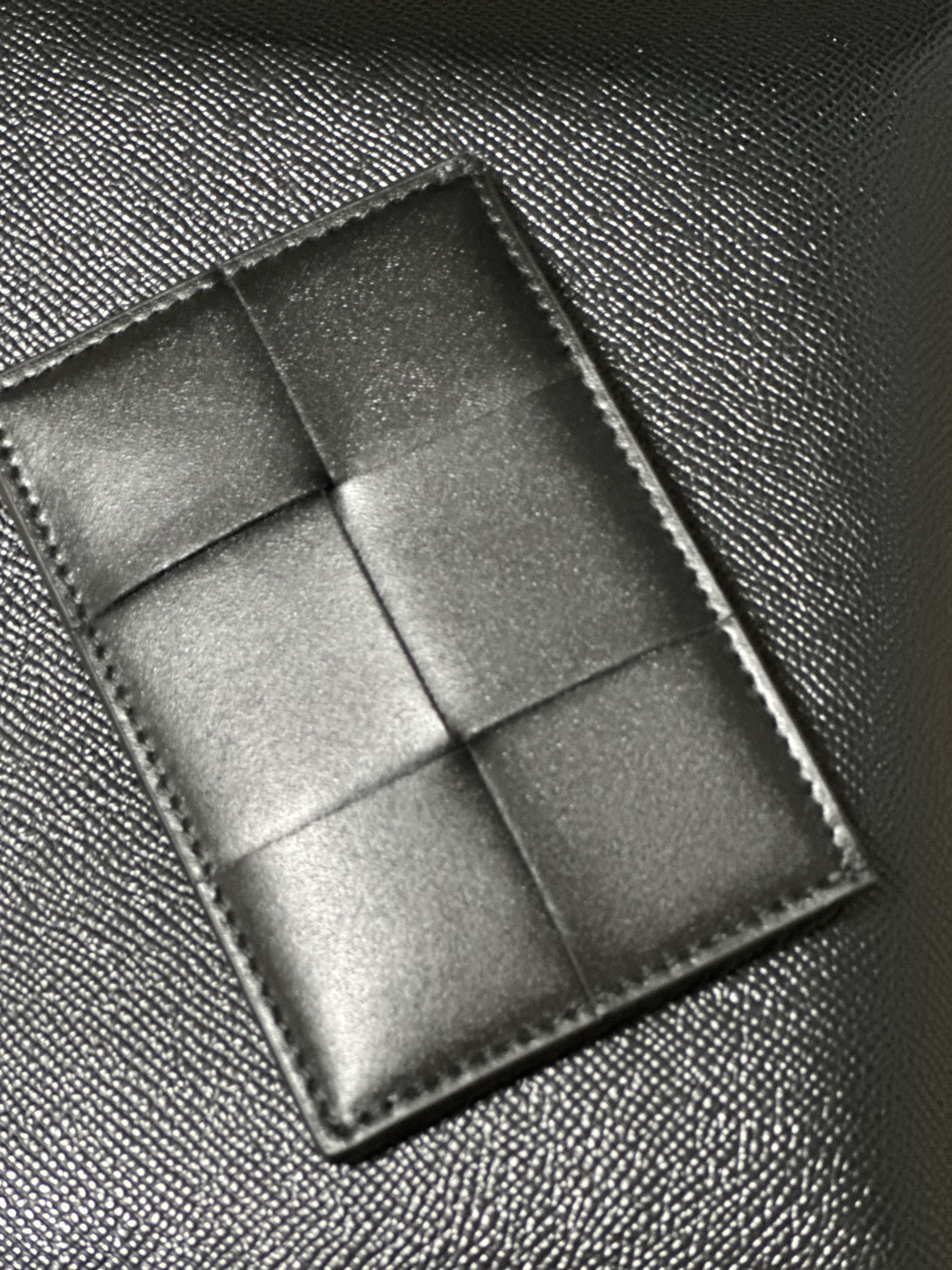 Bottega Veneta Credit Card Case Calfskin Black 착용 스타일