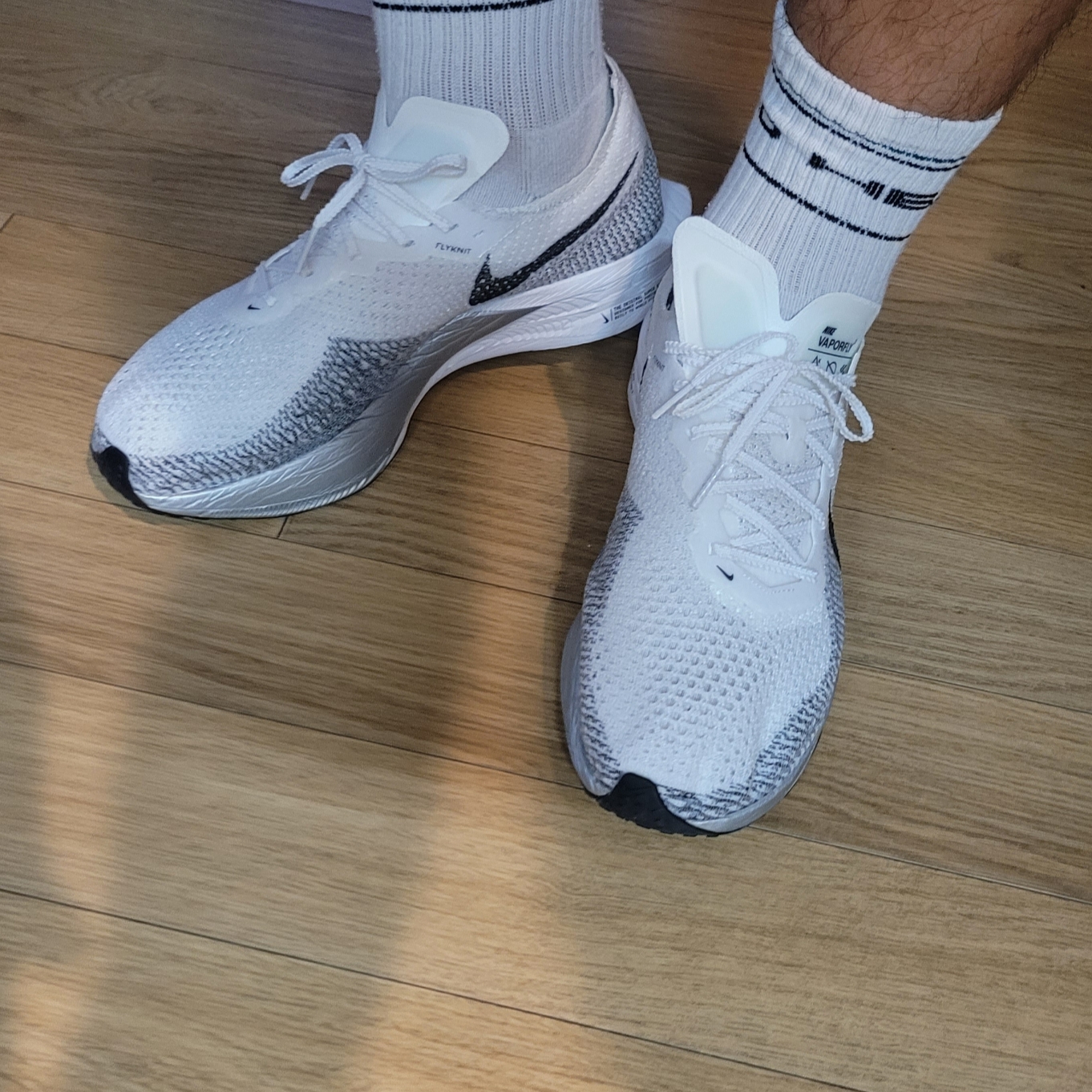 Nike ZoomX Vaporfly Next% 3 White Grey 착용 스타일 - 3
