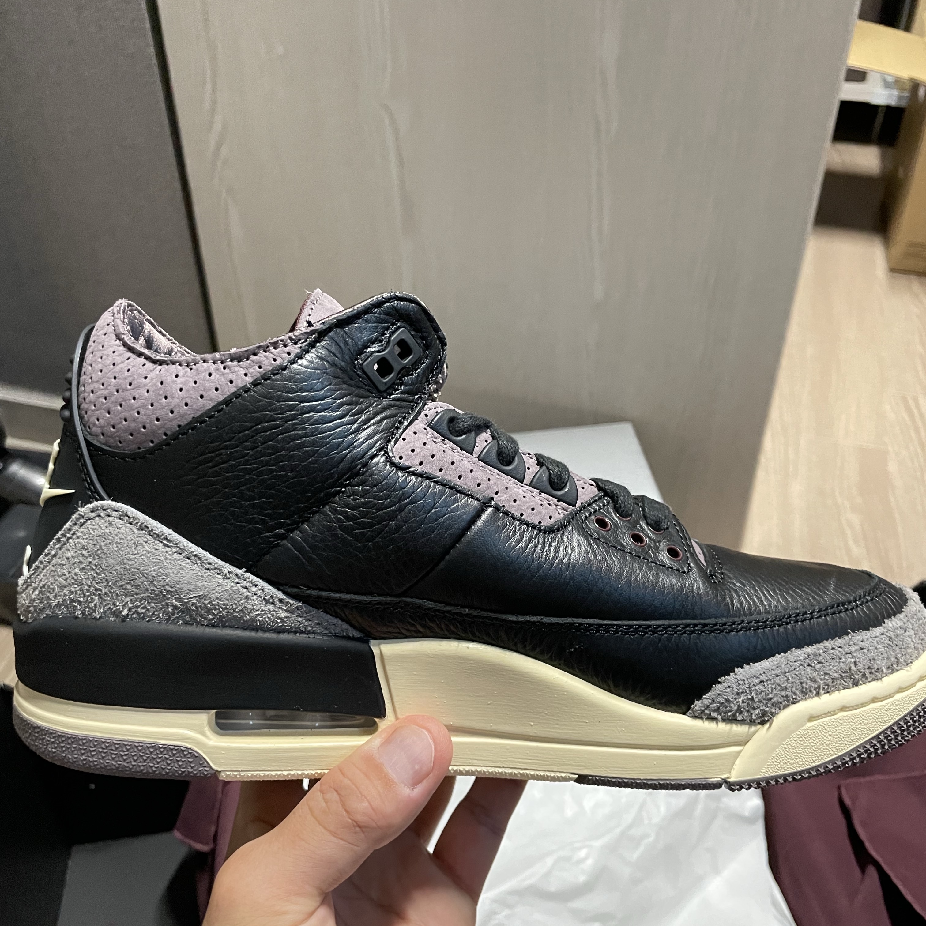 (W) Jordan 3 x A Ma Maniere Retro OG SP Black and Flat Pewter 착용 스타일 - 2