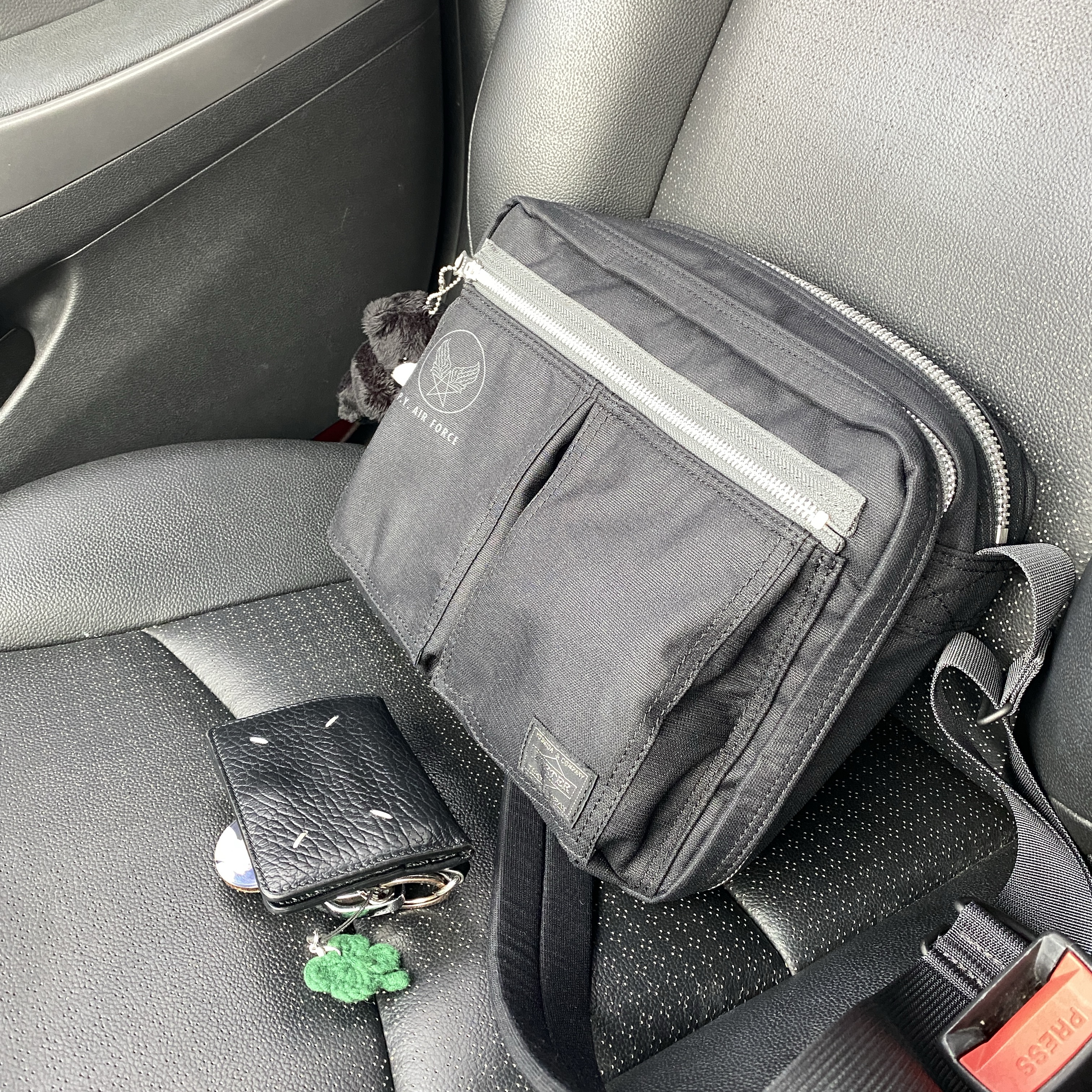 Porter Flying Ace Shoulder Bag Black, Maison Margiela Leather Bi-Fold Card Holder Black 착용 스타일